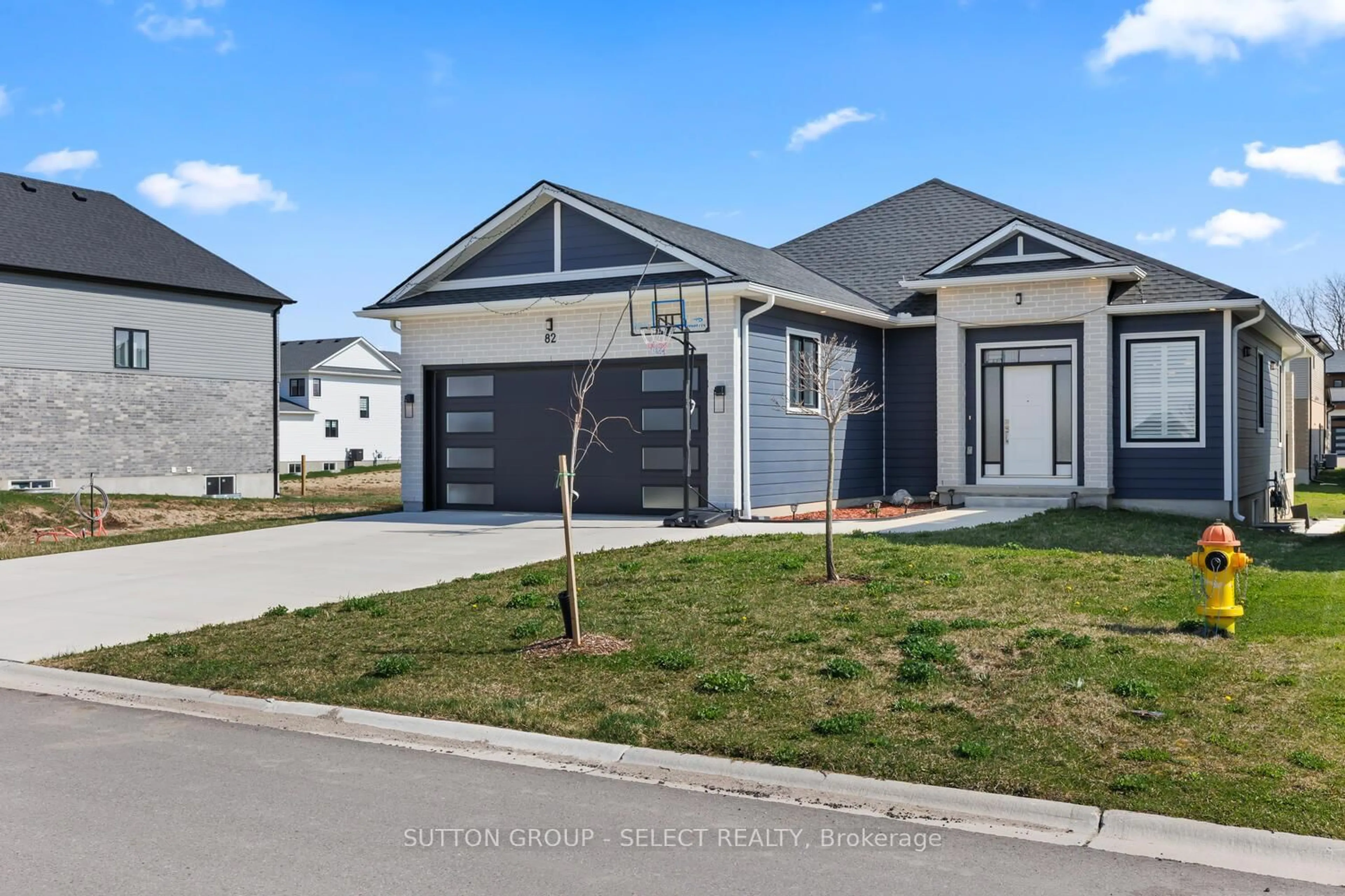 Home with vinyl exterior material, street for 82 Wayside Lane, Southwold Ontario N5P 3T2