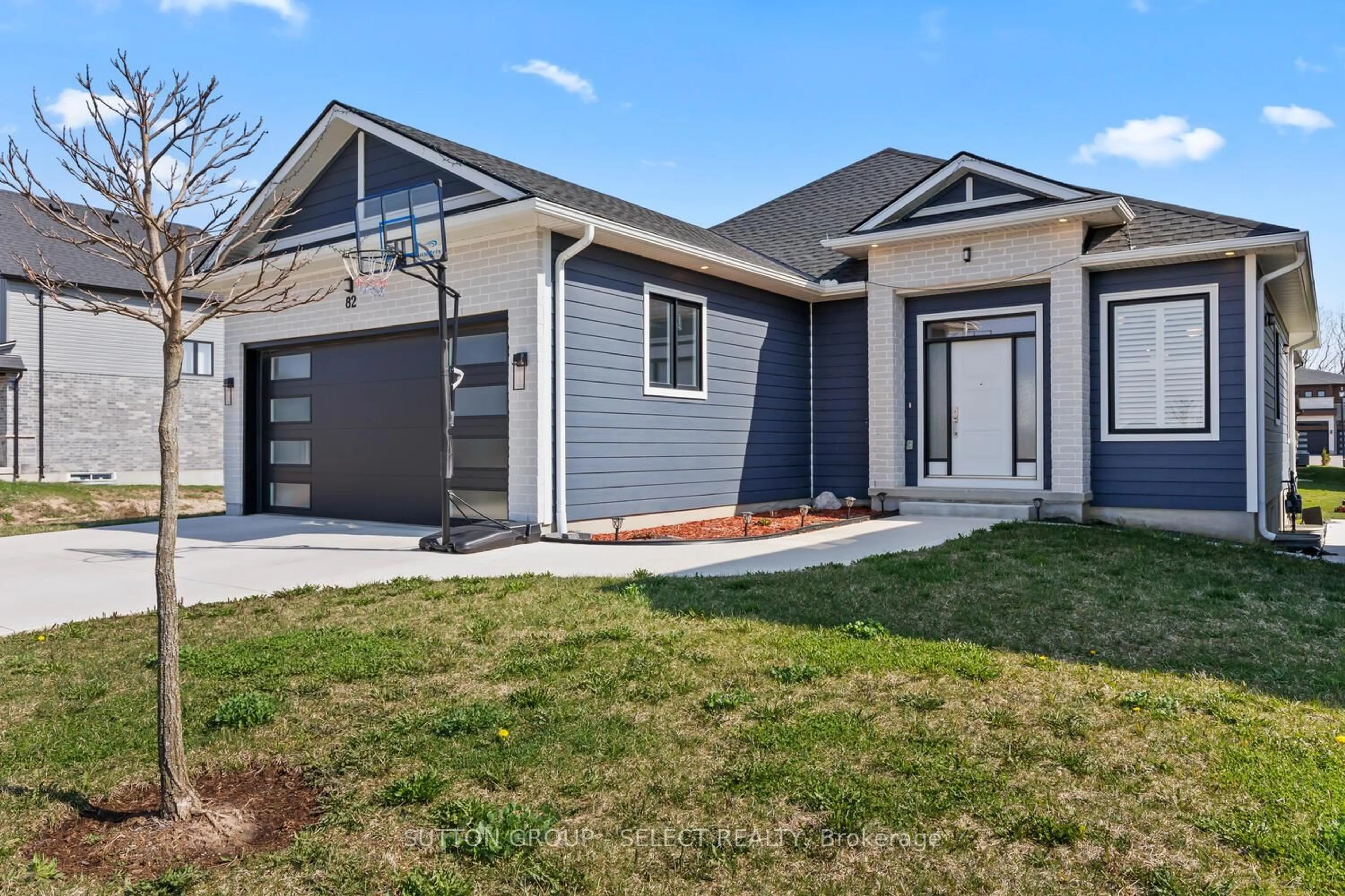 Home with vinyl exterior material, street for 82 Wayside Lane, Southwold Ontario N5P 3T2
