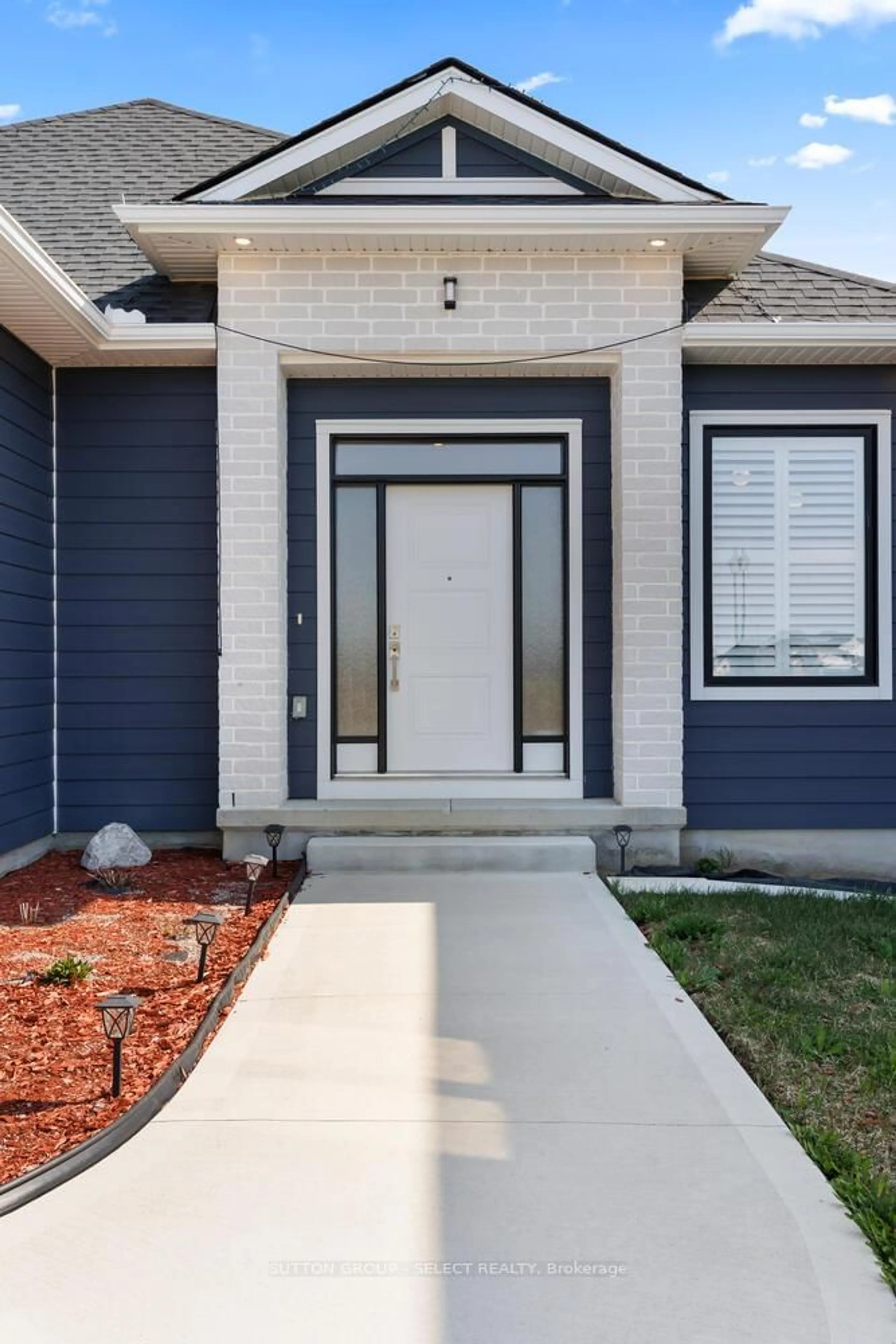 Home with vinyl exterior material, street for 82 Wayside Lane, Southwold Ontario N5P 3T2