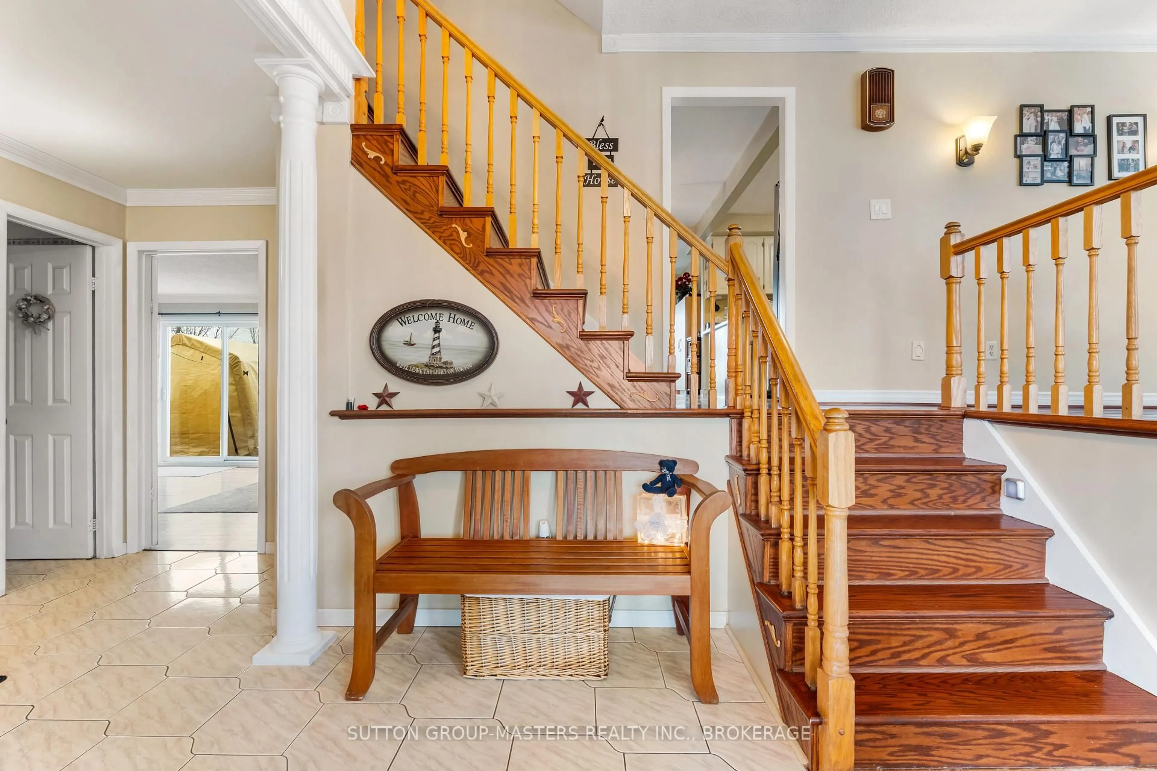 Indoor entryway for 1104 Sidney St, Belleville Ontario K8N 4Z5