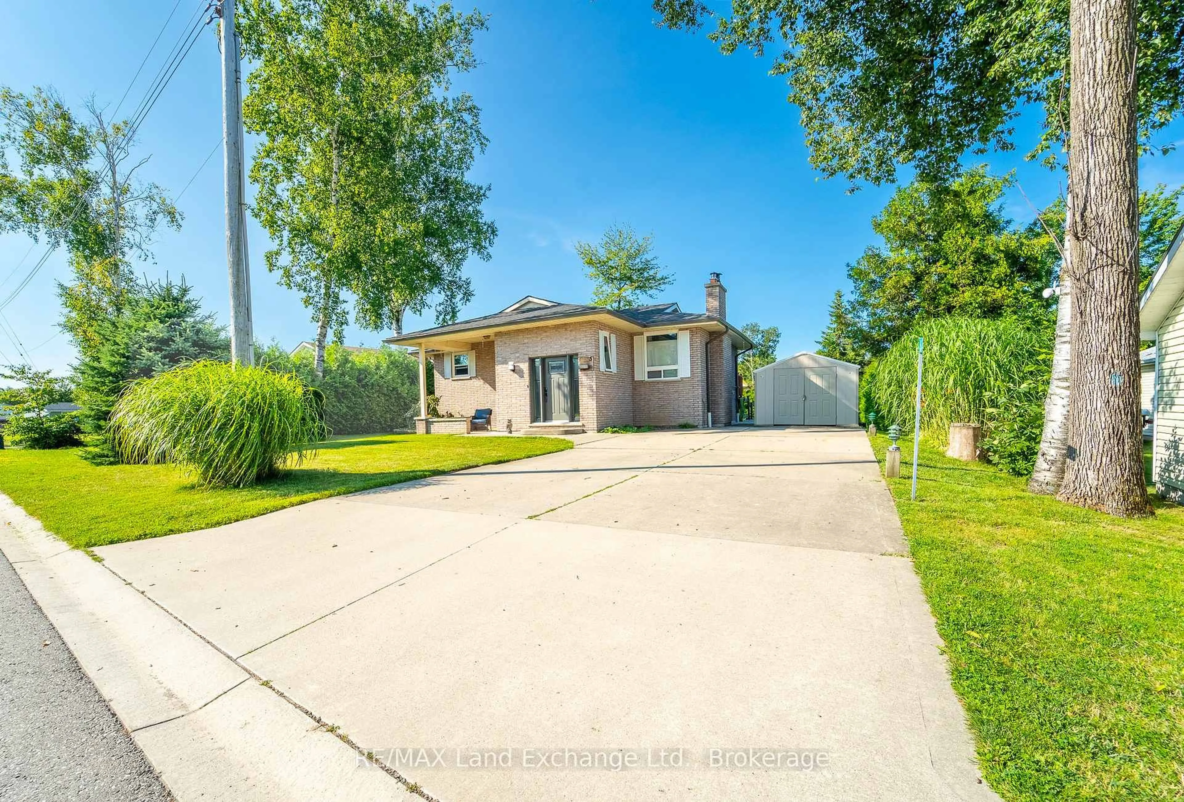 A pic from outside/outdoor area/front of a property/back of a property/a pic from drone, street for 5 MACGREGOR BEACH Rd, Kincardine Ontario N2Z 1J6