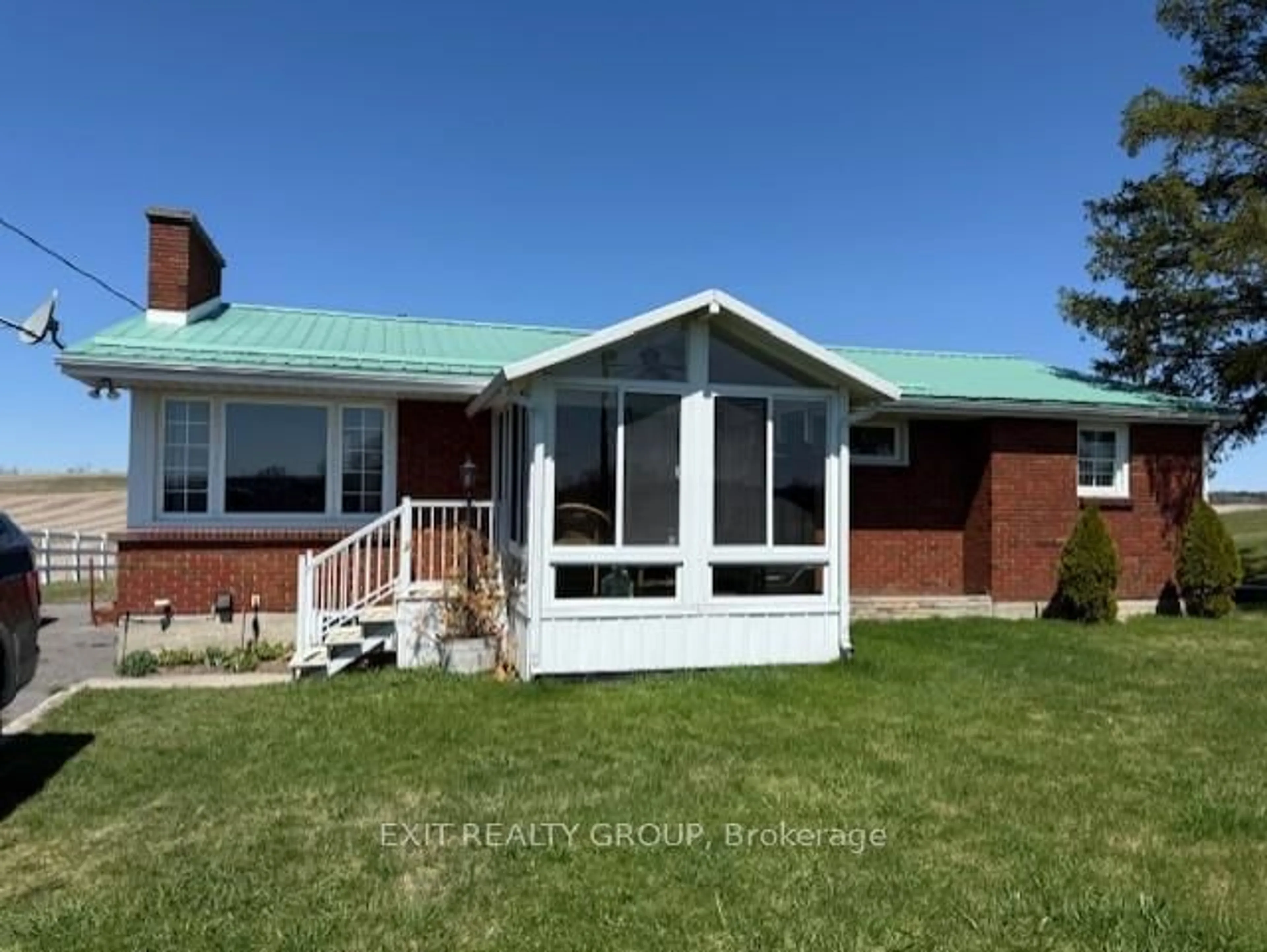 Home with vinyl exterior material, unknown for 526 Hoards Rd, Stirling Ontario K0K 3E0
