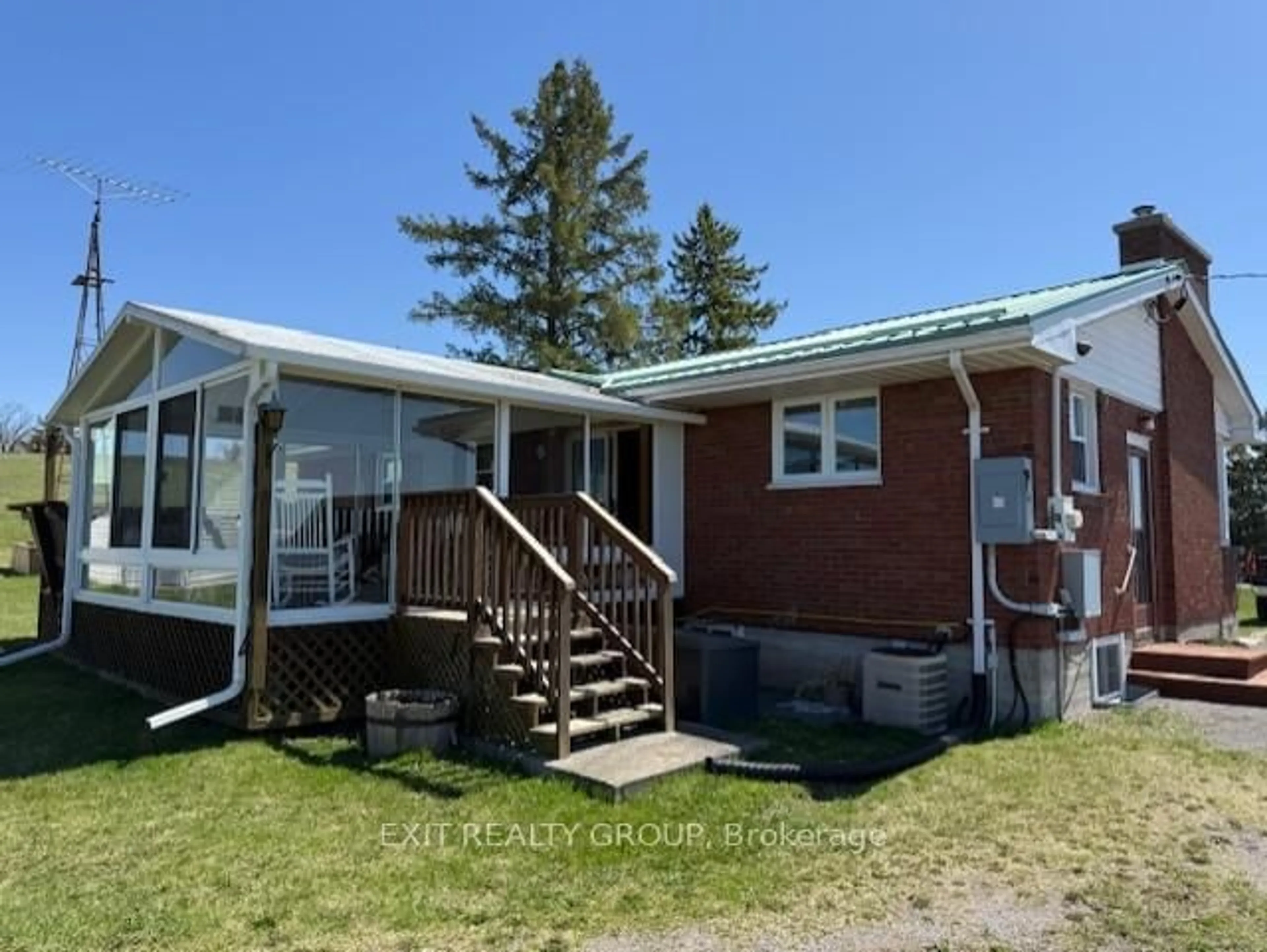 A pic from outside/outdoor area/front of a property/back of a property/a pic from drone, building for 526 Hoards Rd, Stirling Ontario K0K 3E0