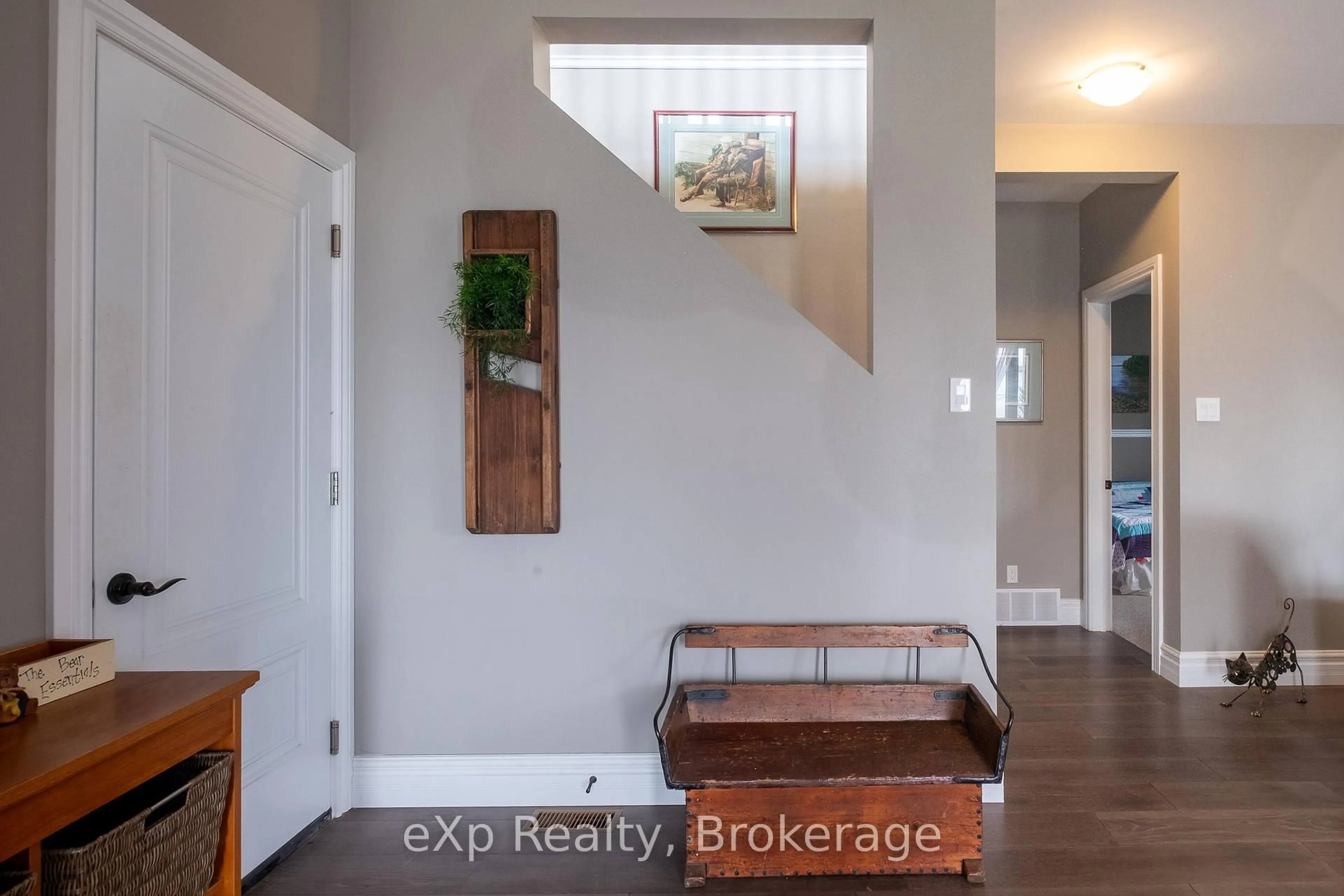 Indoor entryway for 154 MacIntosh Dr, Georgian Bluffs Ontario N0H 1S0