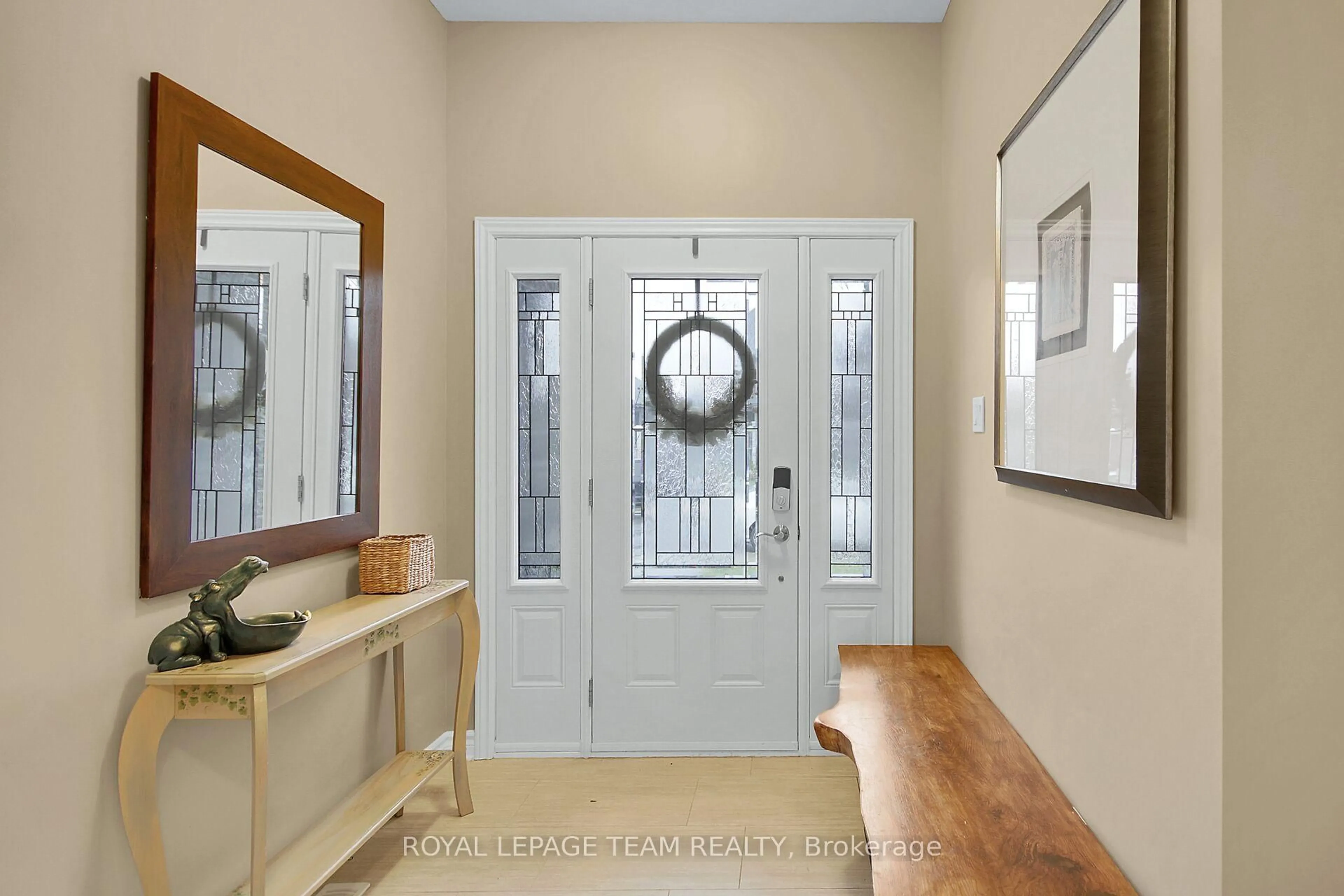 Indoor entryway for 313 Colmar St, Russell Ontario K0A 1W0