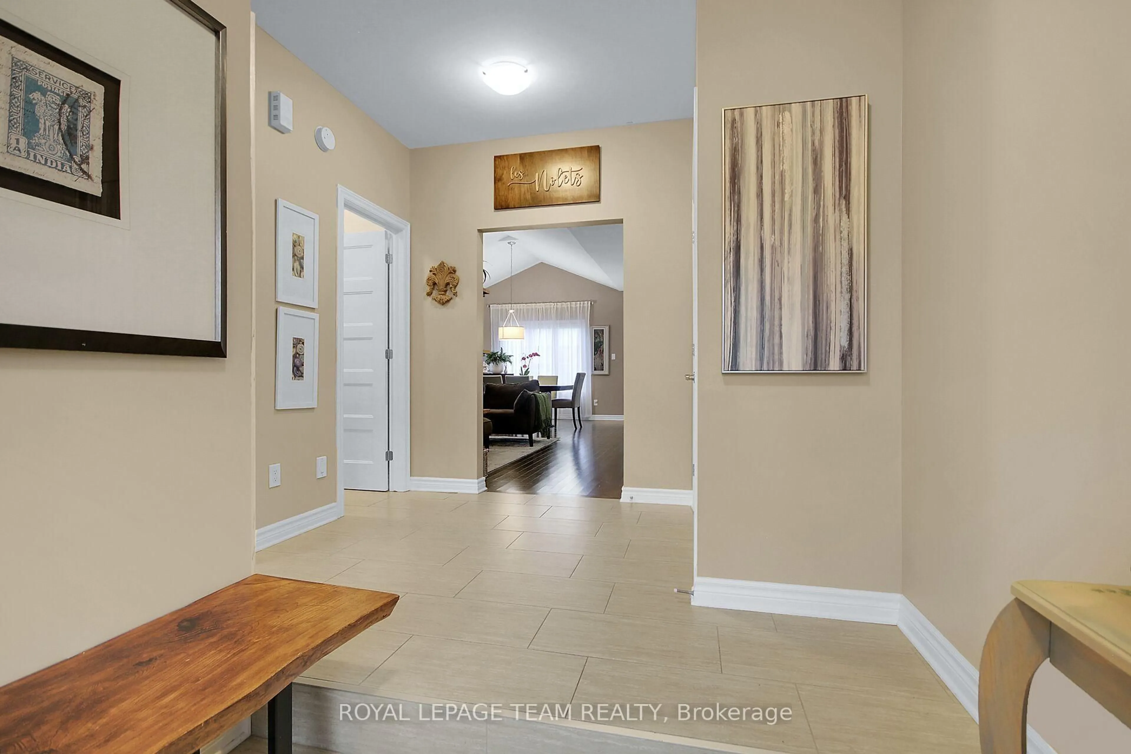 Indoor entryway for 313 Colmar St, Russell Ontario K0A 1W0