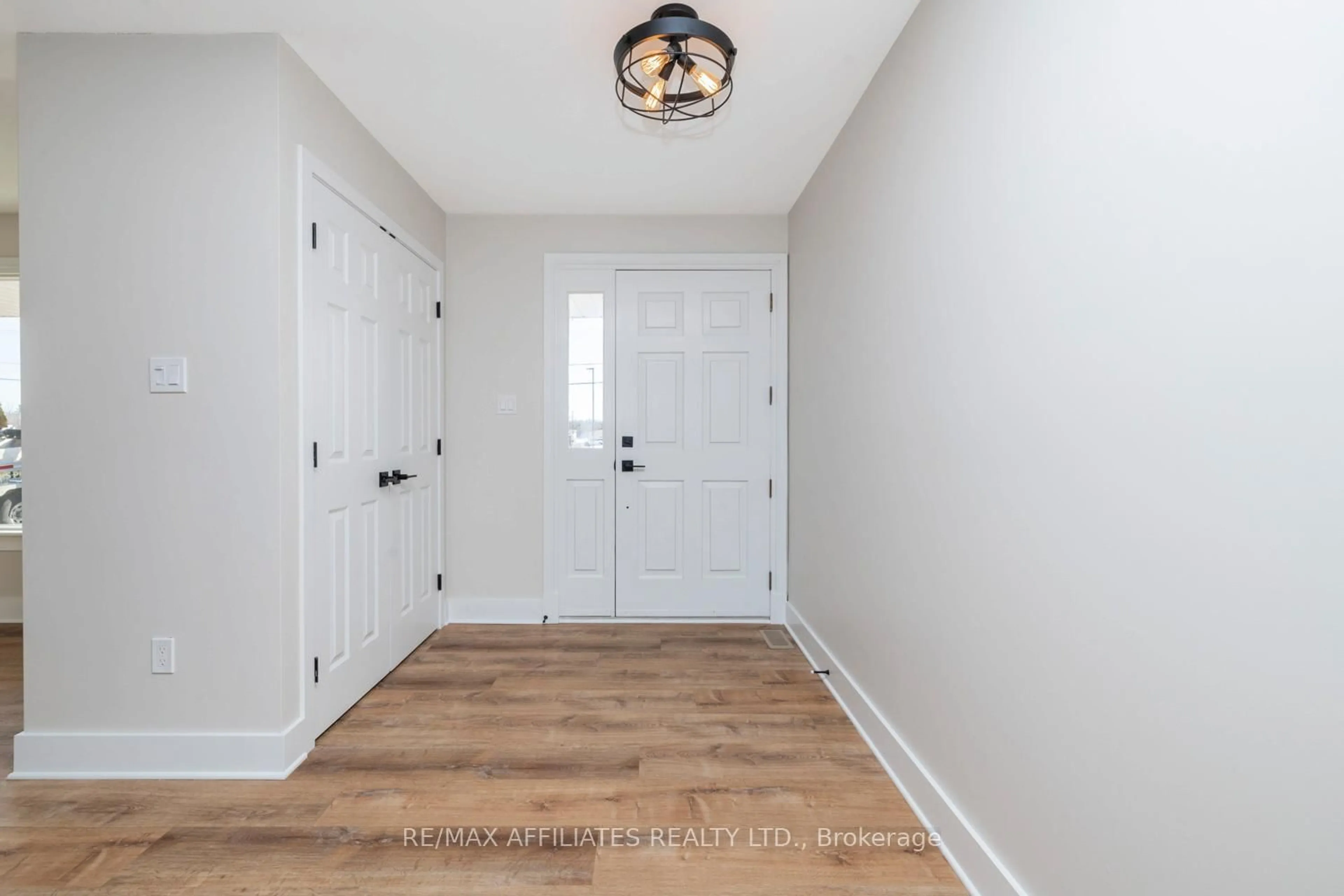 Indoor entryway for 1233 Rosedale Rd, Smiths Falls Ontario K7A 4S6