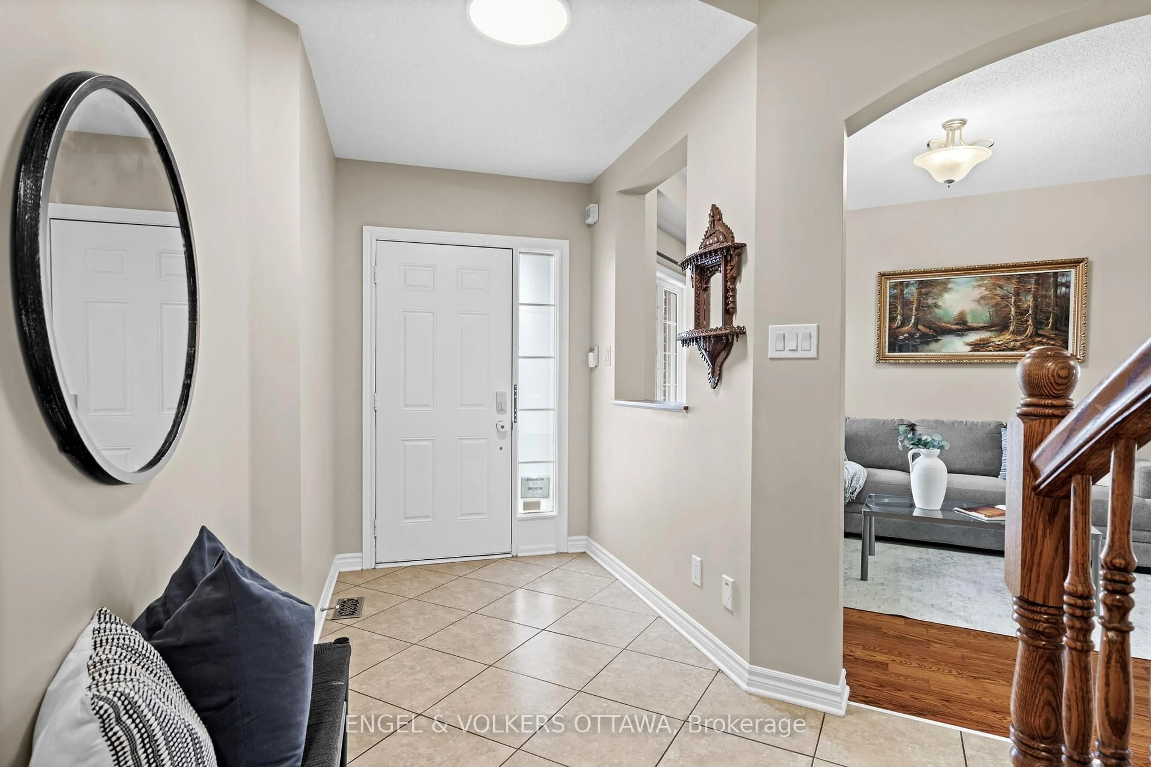 Indoor entryway for 154 Macara Cres, Ottawa Ontario K2K 0E1