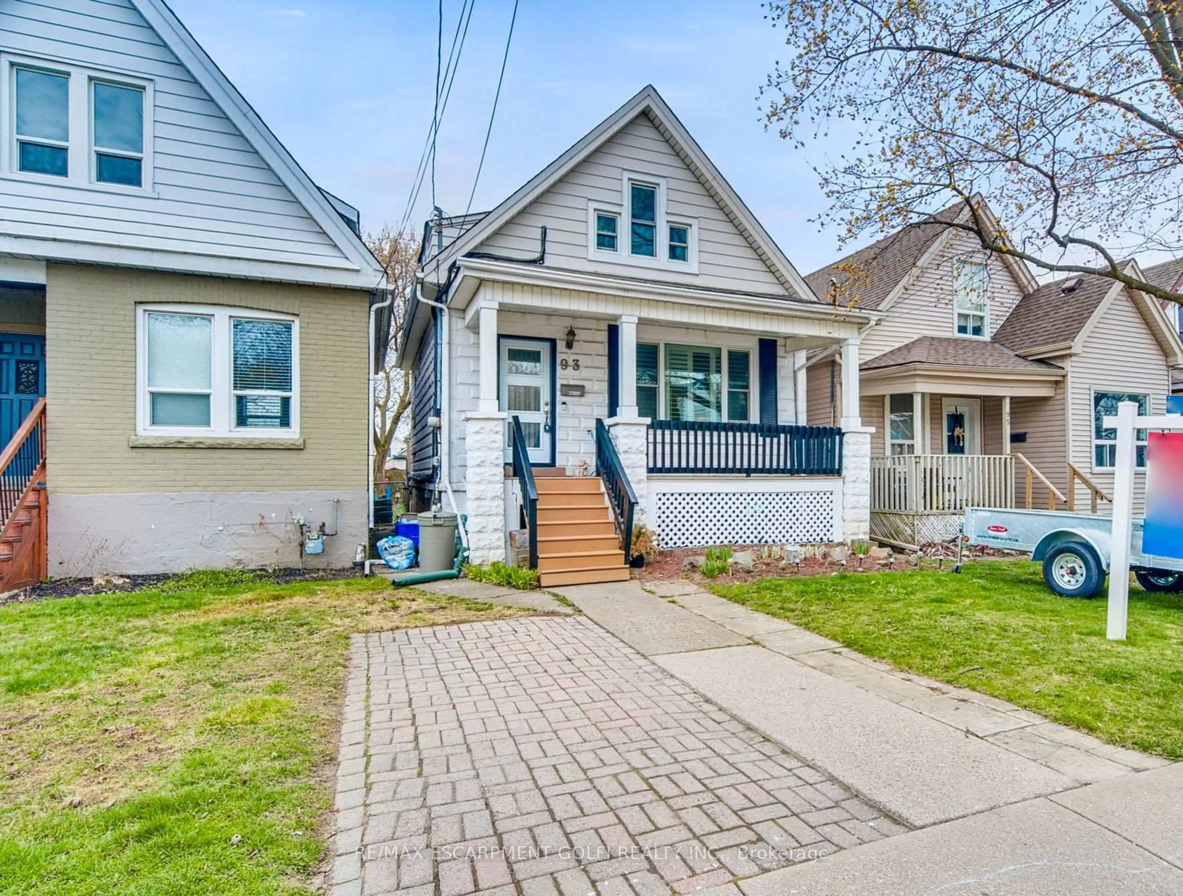 Home with vinyl exterior material, street for 93 East 23rd St, Hamilton Ontario L8V 2W7