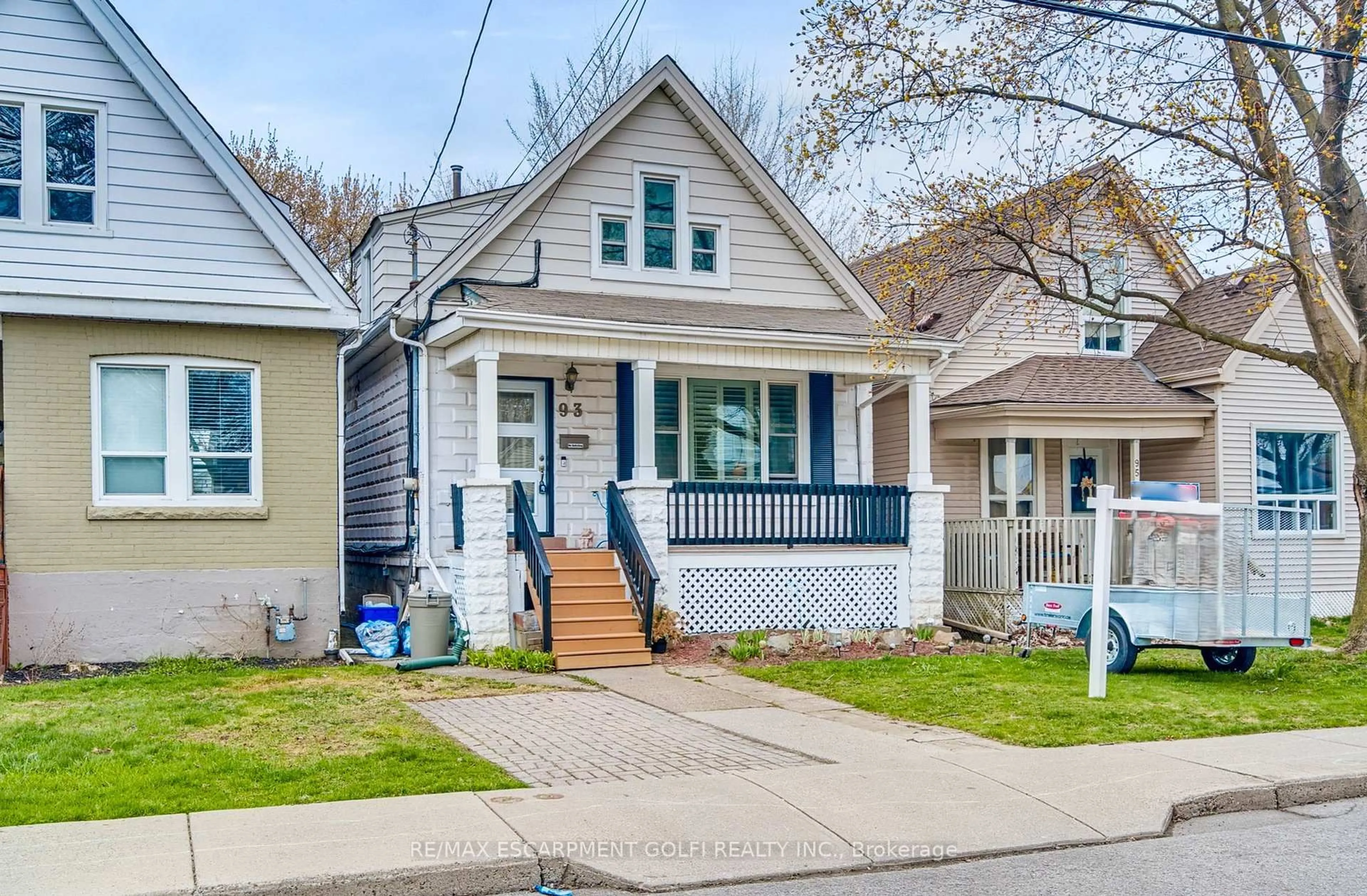 Home with vinyl exterior material, street for 93 East 23rd St, Hamilton Ontario L8V 2W7