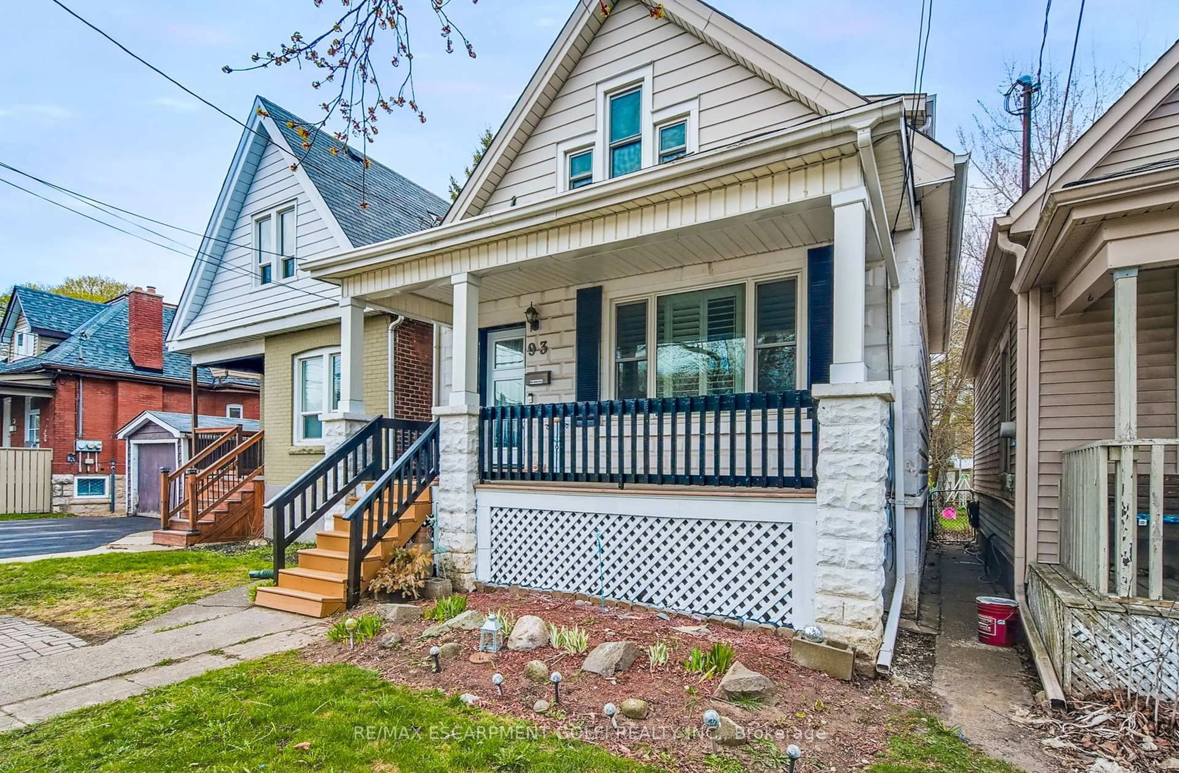 Home with vinyl exterior material, street for 93 East 23rd St, Hamilton Ontario L8V 2W7