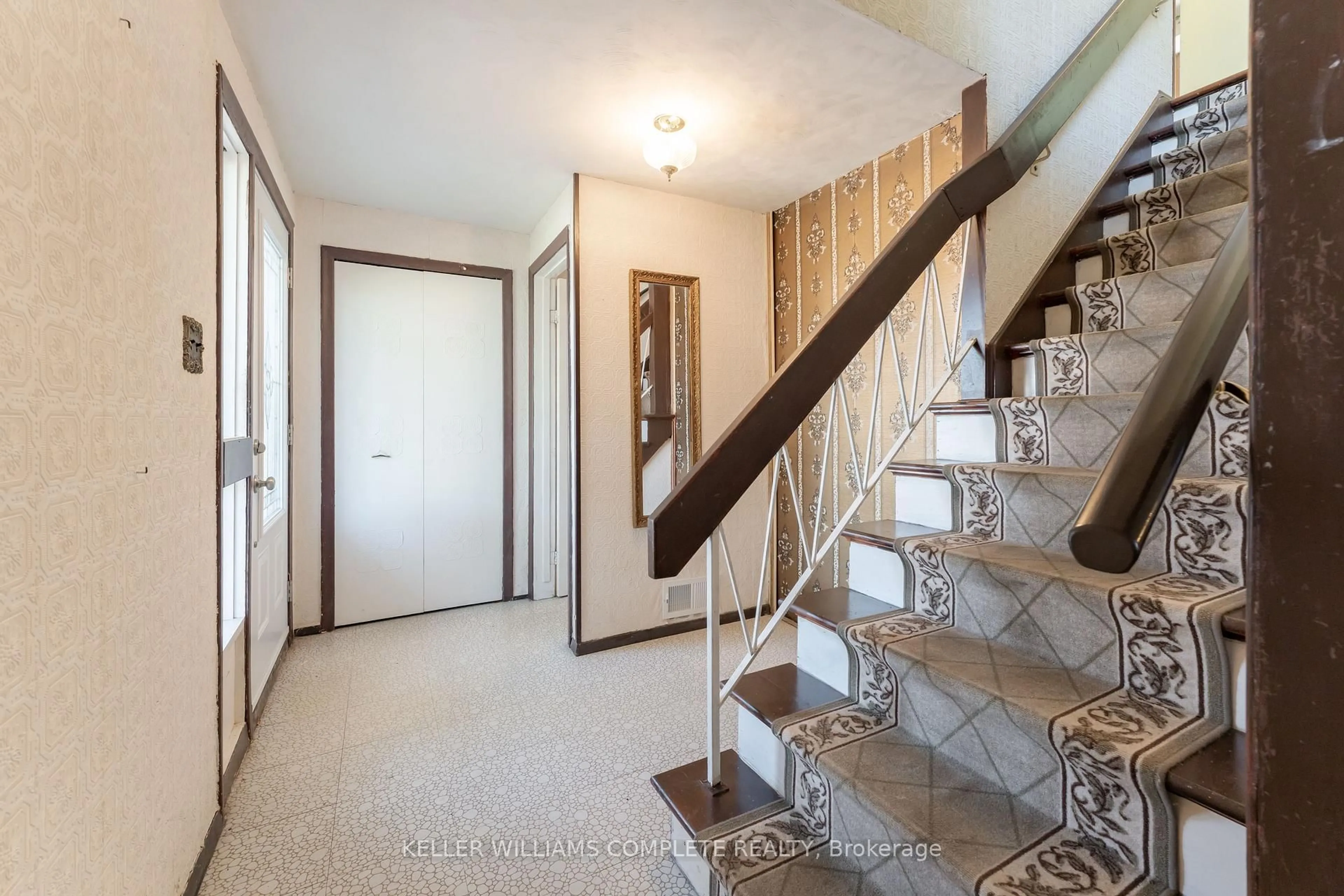 Indoor foyer for 181 Burrwood Dr, Hamilton Ontario L9C 3T3