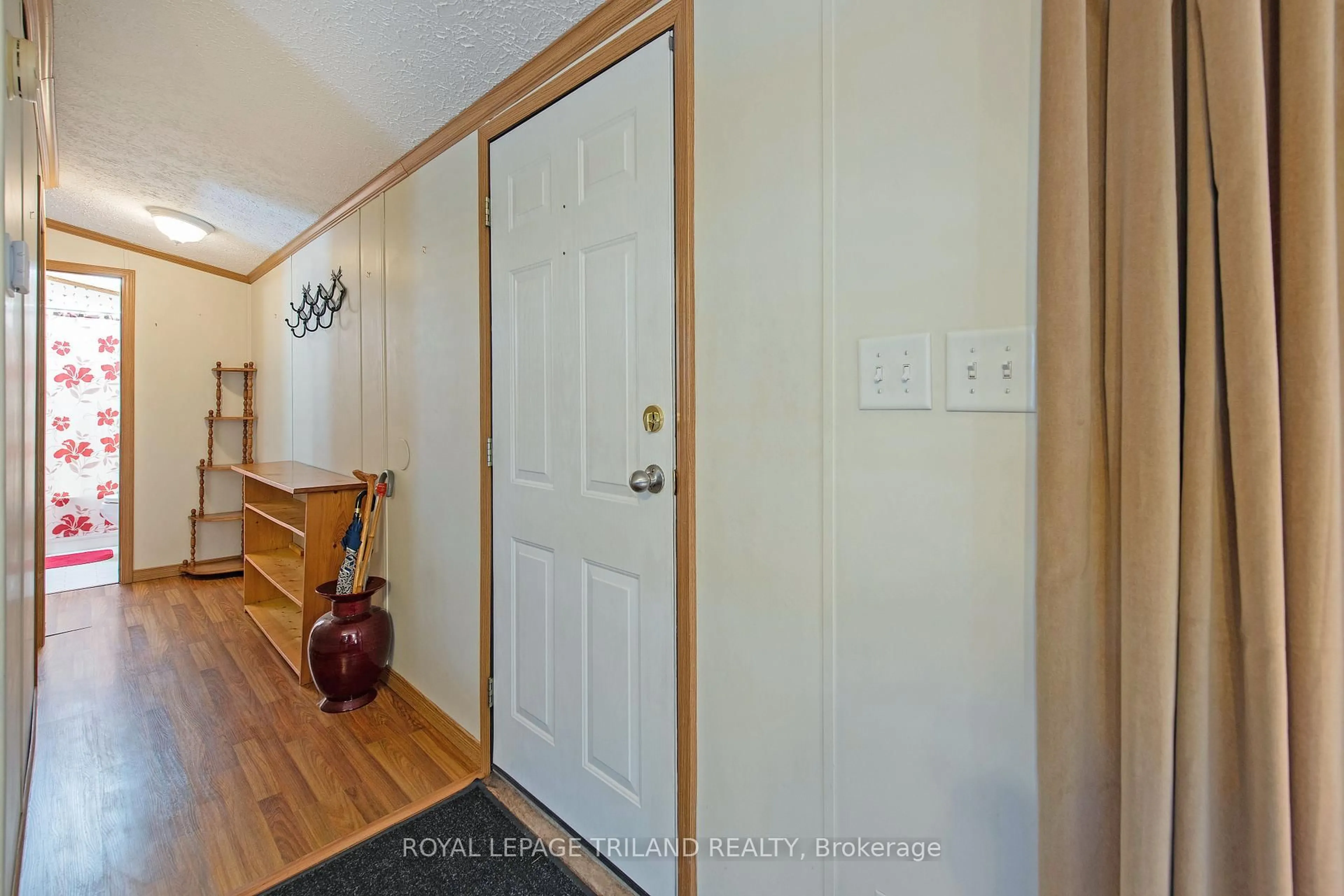 Indoor entryway for 5A Stewart St, Strathroy-Caradoc Ontario N7G 1A1
