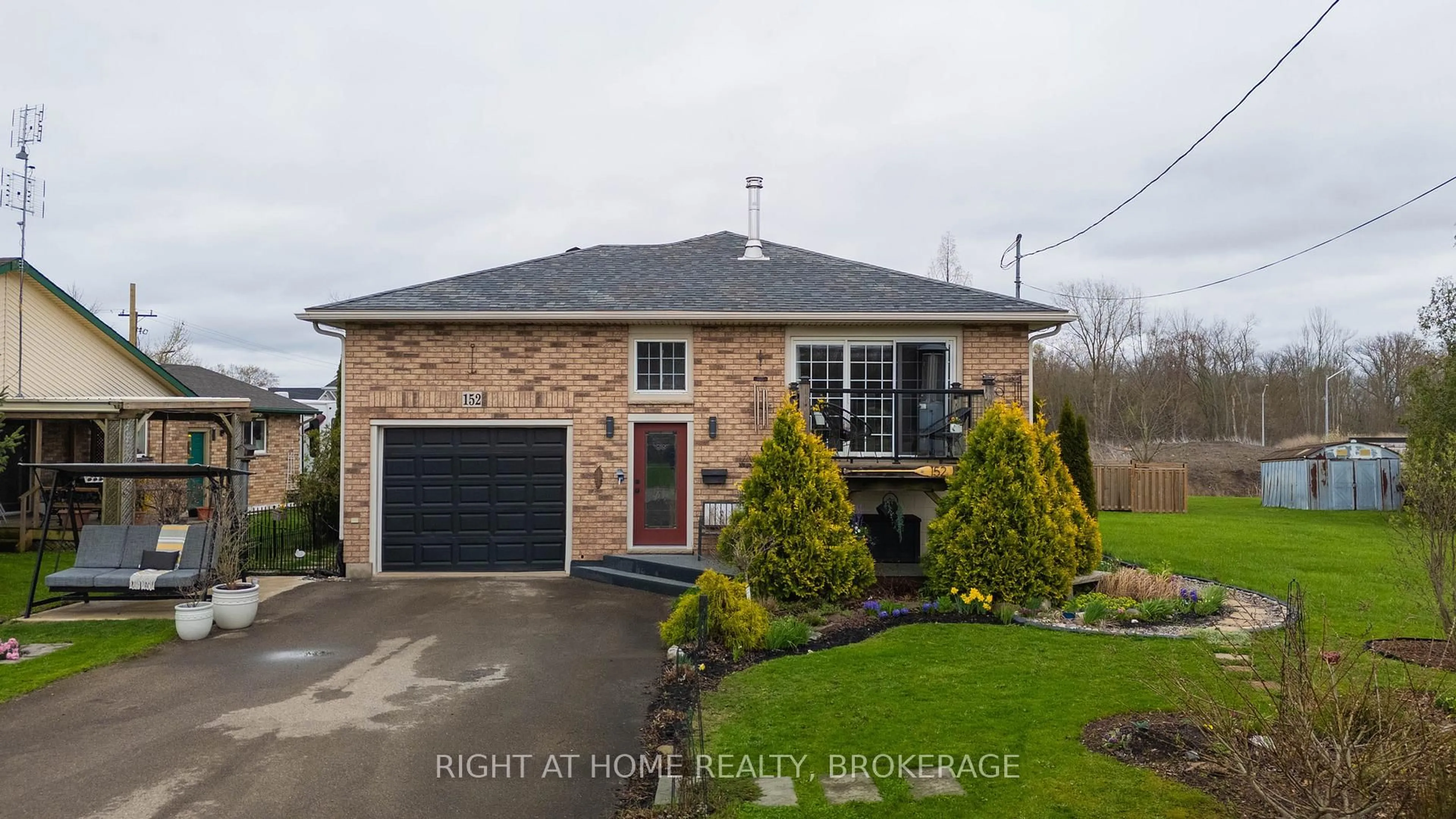 Home with brick exterior material, street for 152 Kingsway St, Welland Ontario L3B 3N9