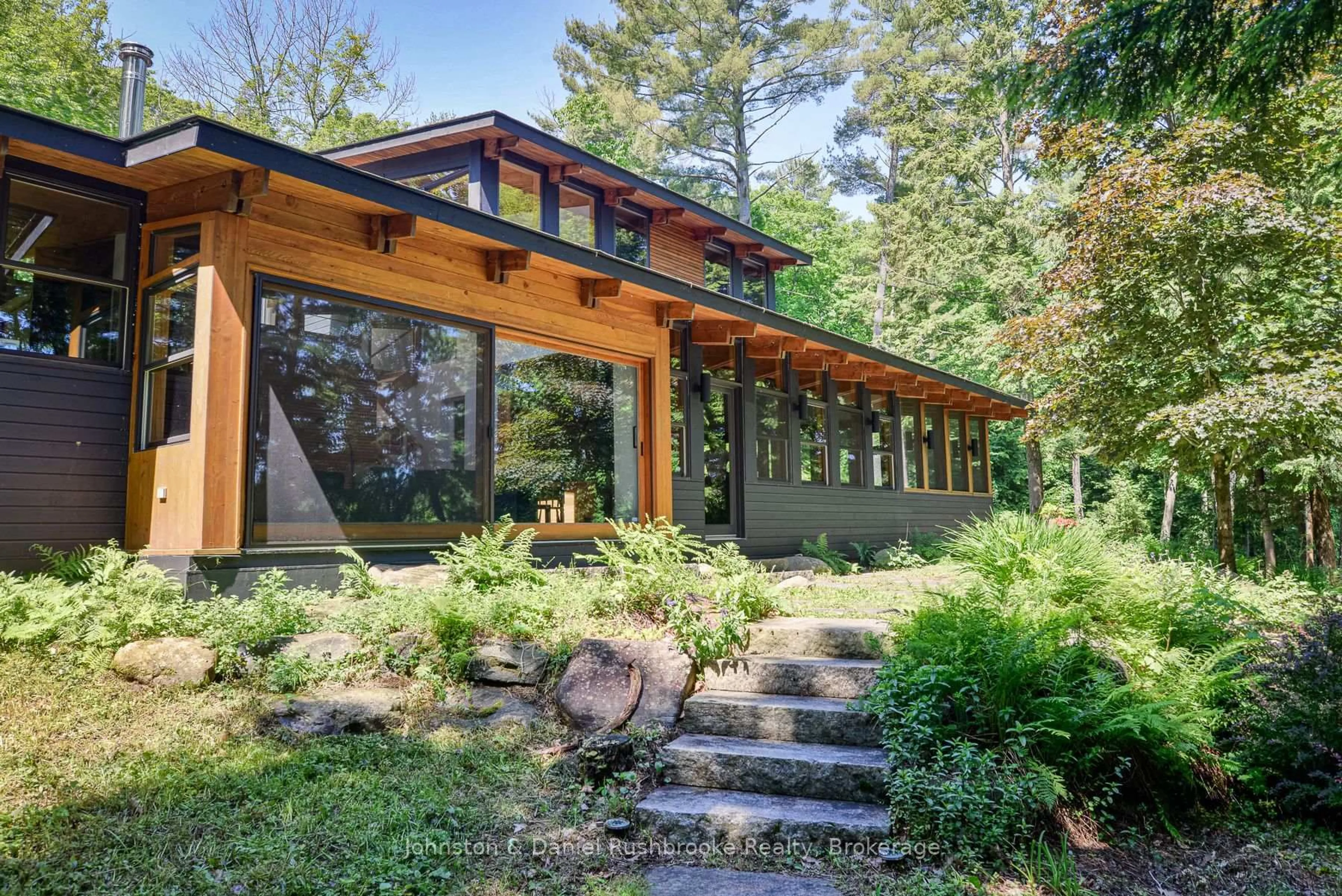 Home with brick exterior material, unknown for 10 Bala Park Island N/A, Muskoka Lakes Ontario P0C 1M0