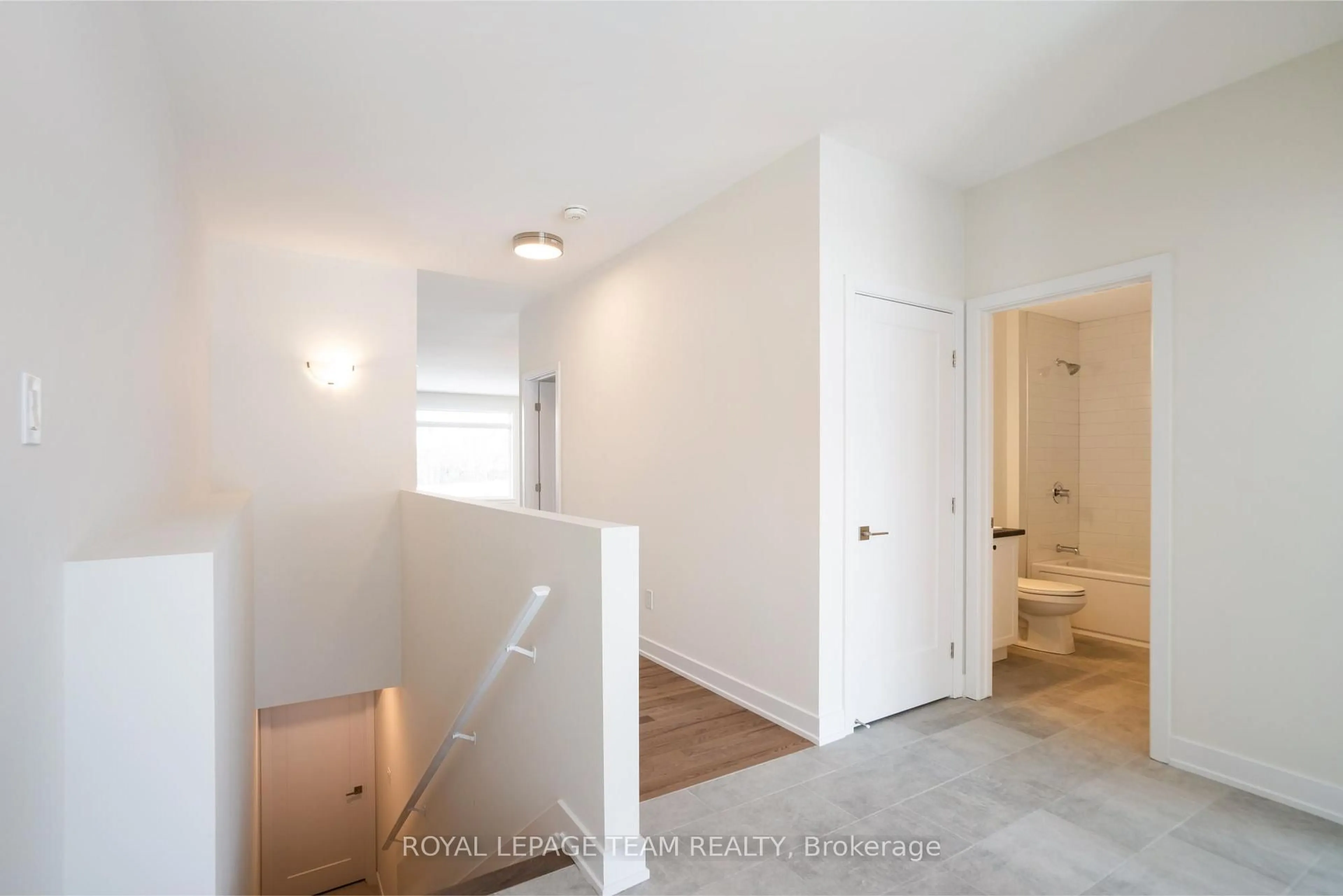 Indoor entryway for 1261 POTTER Dr, Brockville Ontario K6V 0G8