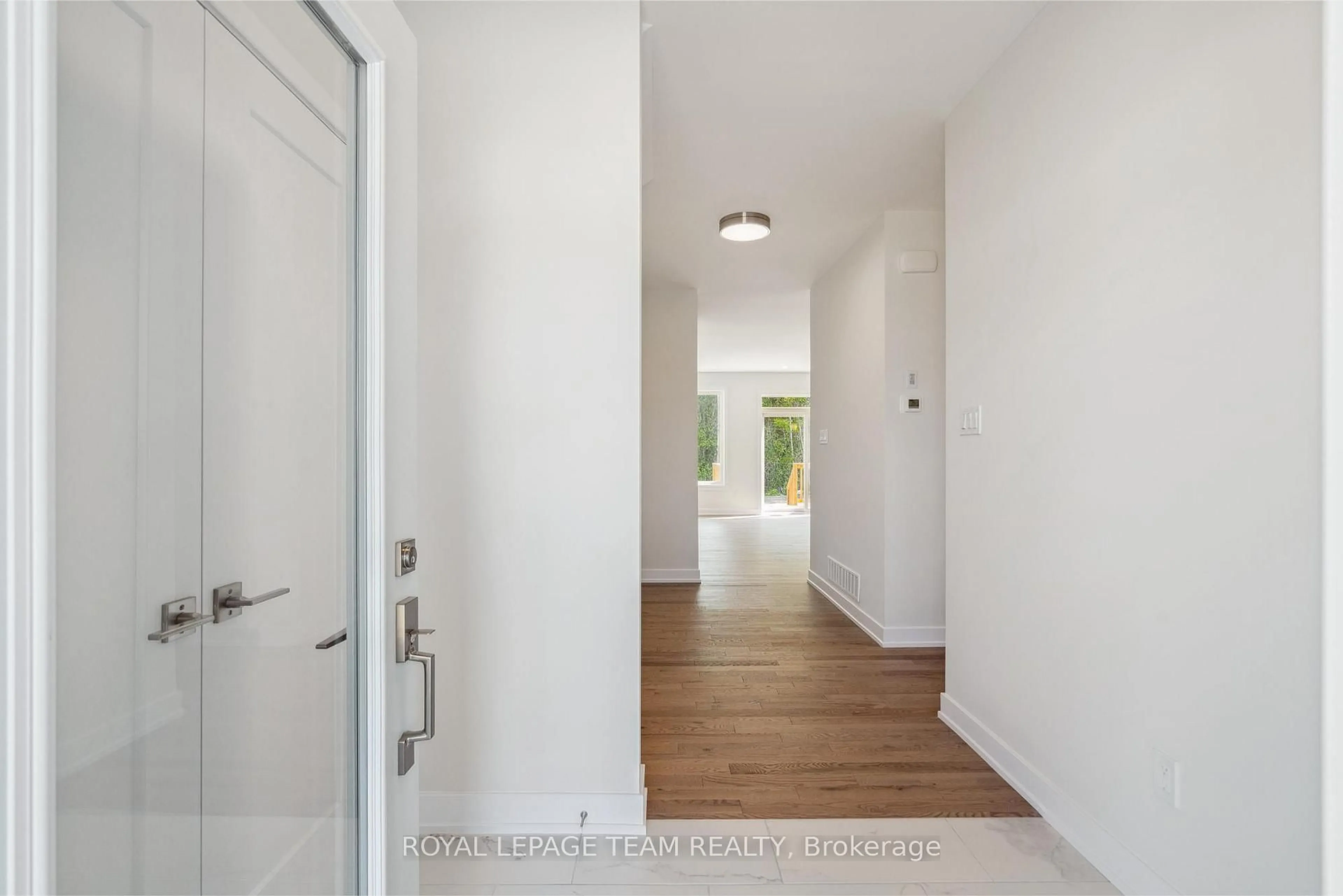 Indoor entryway for 1261 POTTER Dr, Brockville Ontario K6V 0G8