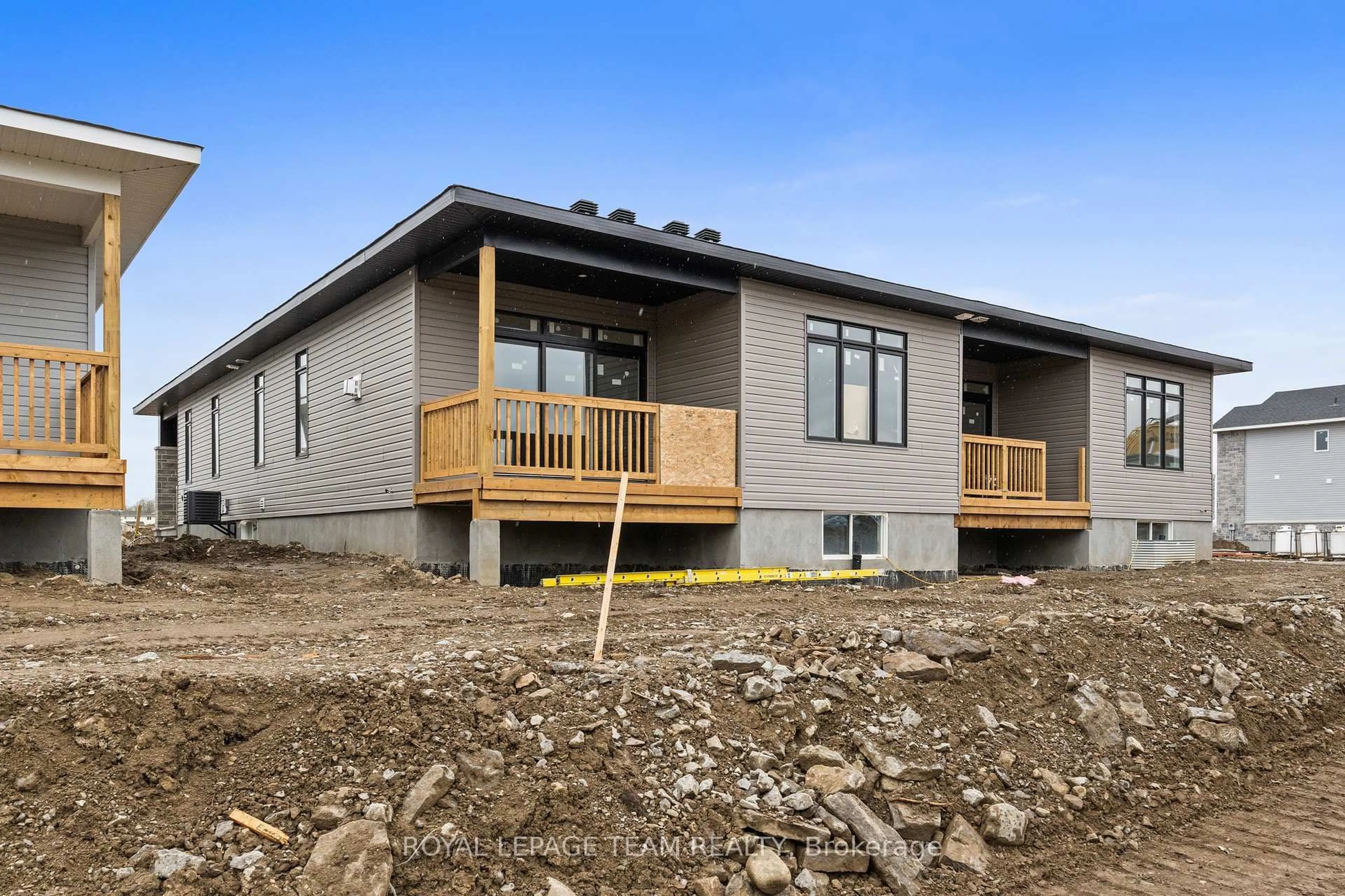 Home with vinyl exterior material, building for 1261 POTTER Dr, Brockville Ontario K6V 0G8