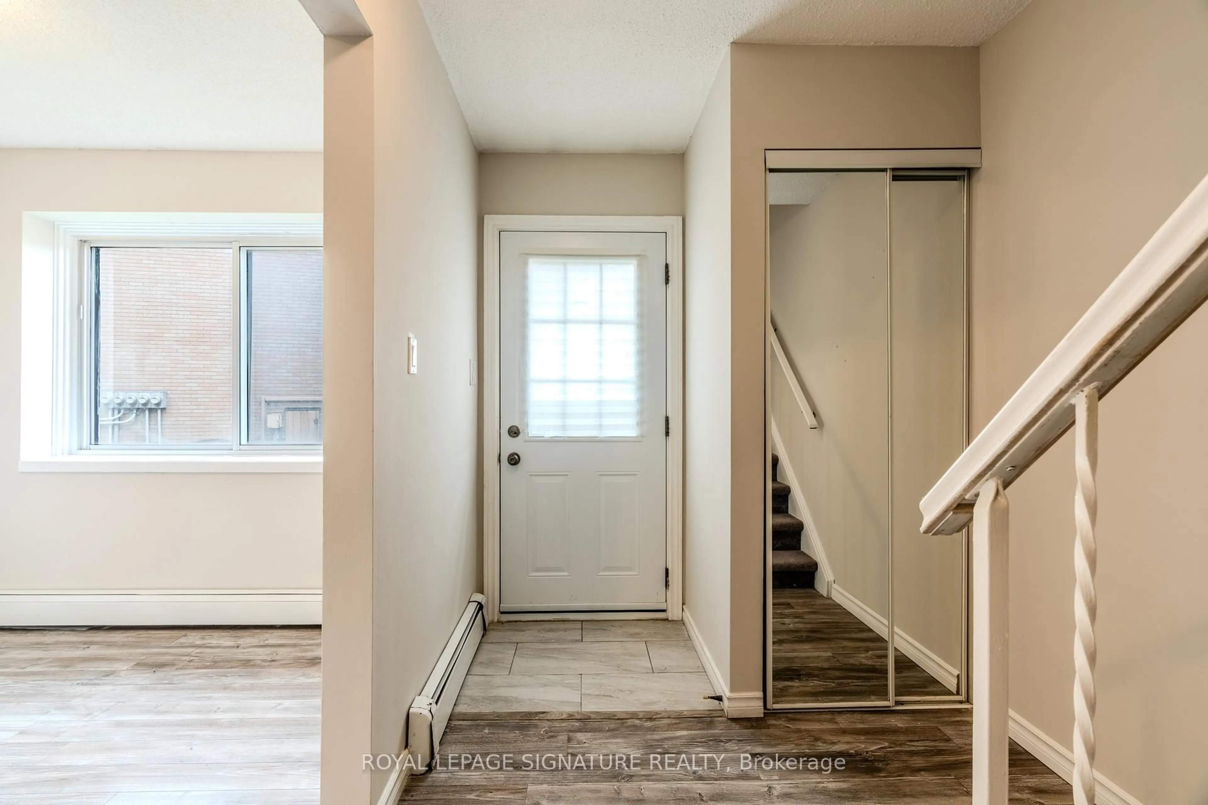 Indoor entryway for 293 Fairway Rd #26, Kitchener Ontario N2A 2P1