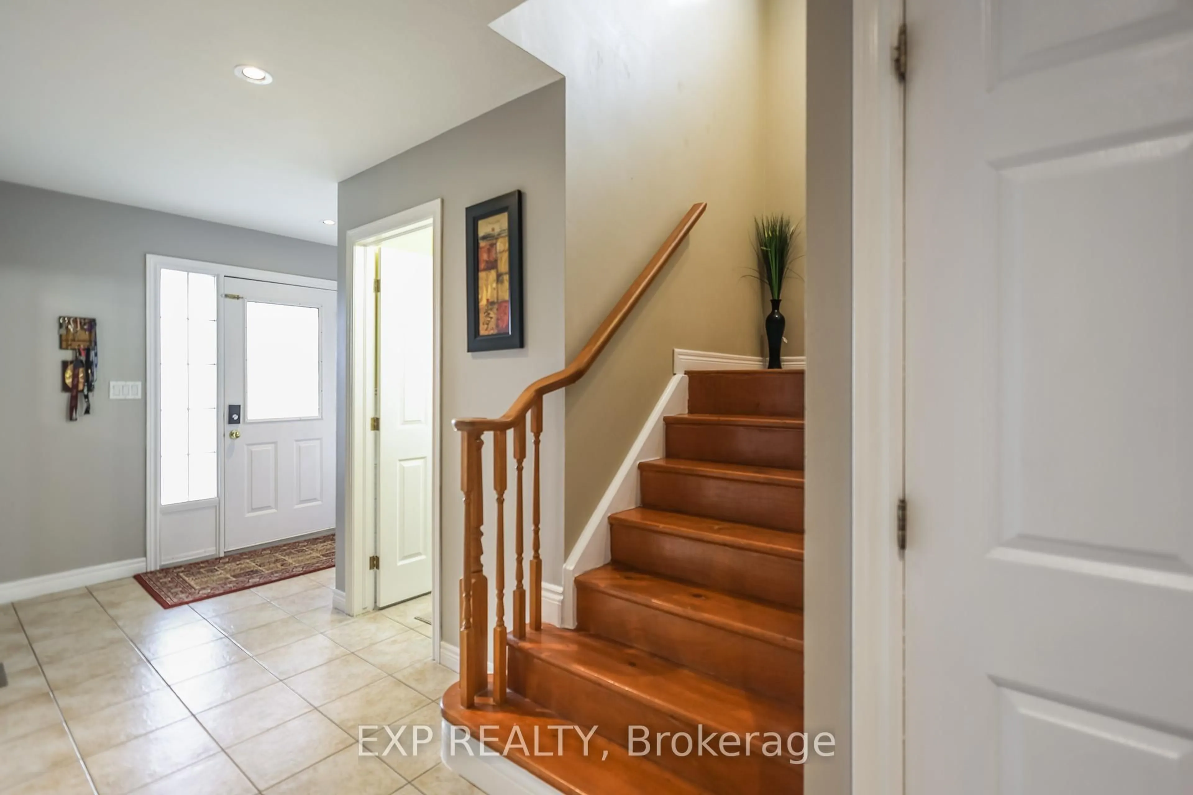 Indoor entryway for 70 Massena Dr, Hamilton Ontario L9B 2J3
