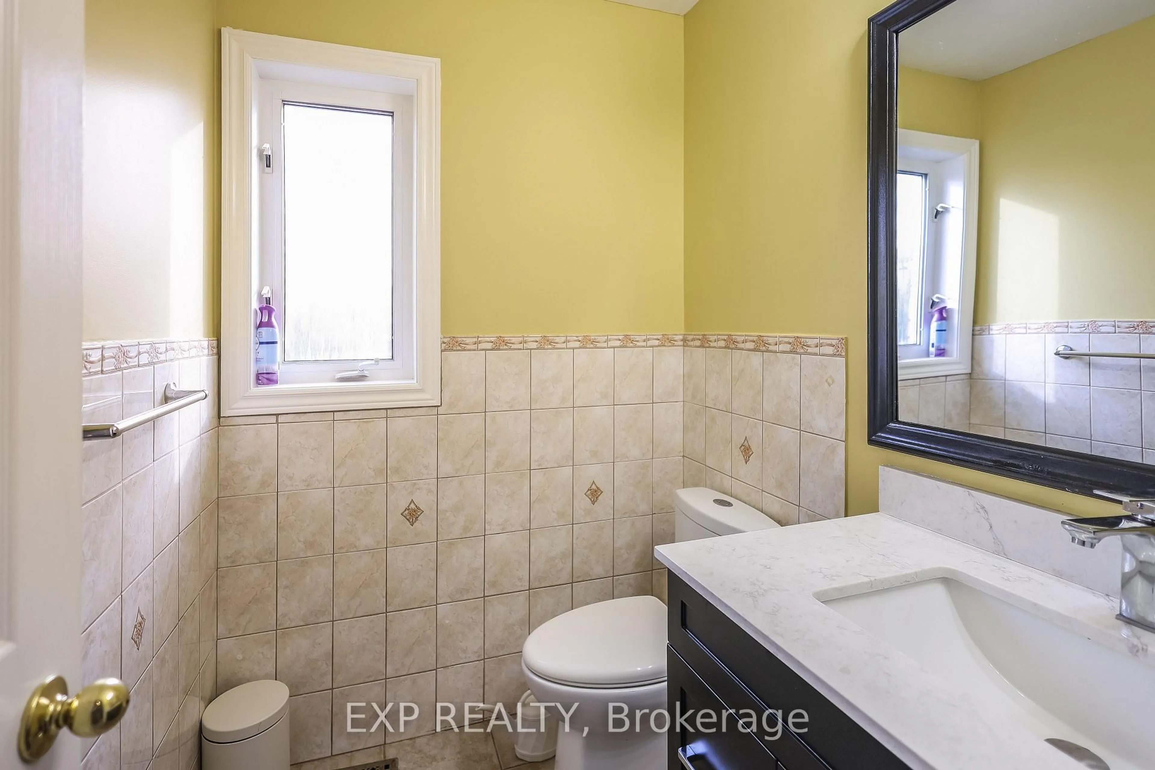 Standard bathroom, ceramic/tile floor for 70 Massena Dr, Hamilton Ontario L9B 2J3