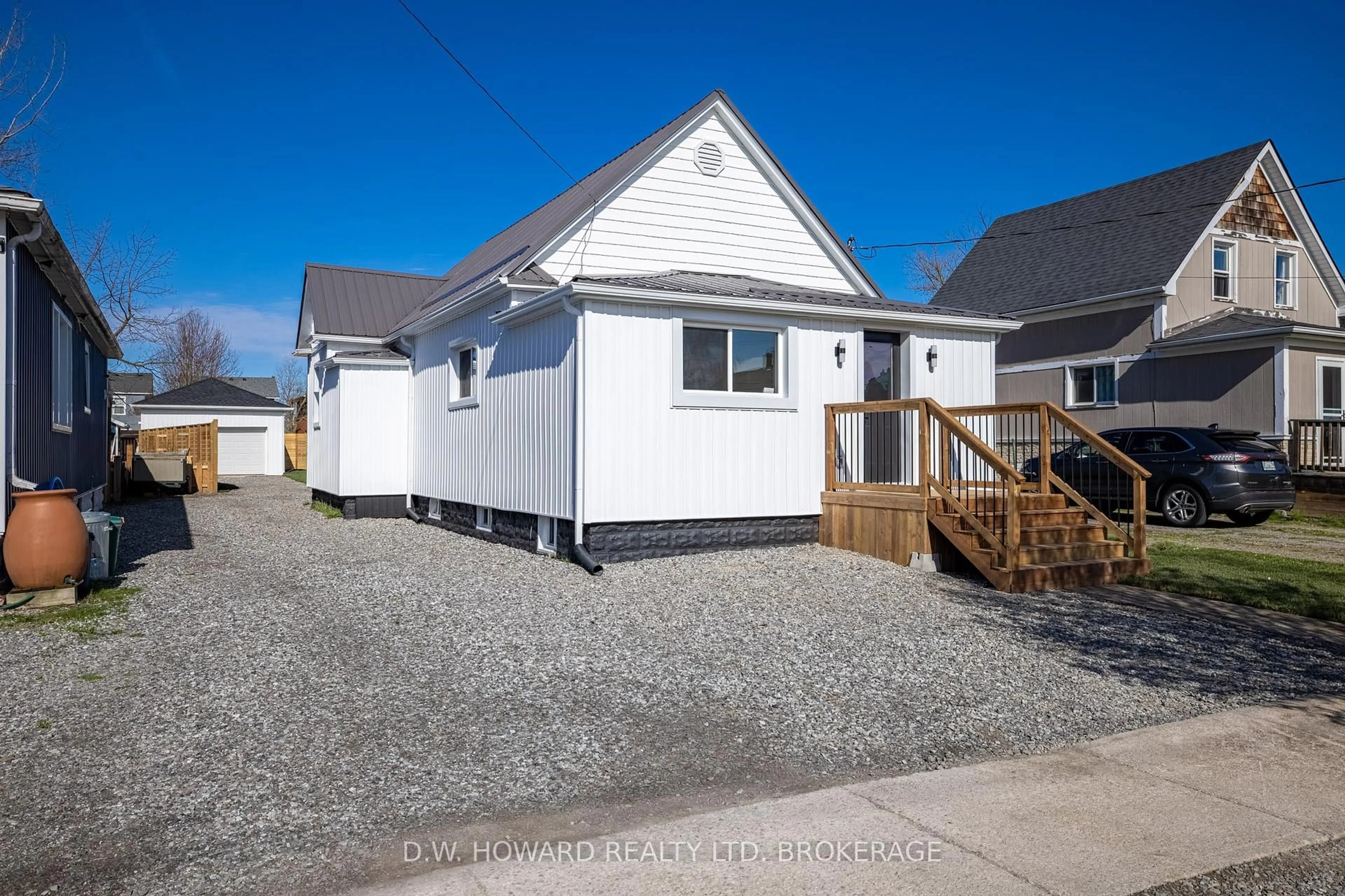 Home with vinyl exterior material, street for 25 Jennet St, Fort Erie Ontario L2A 4B8