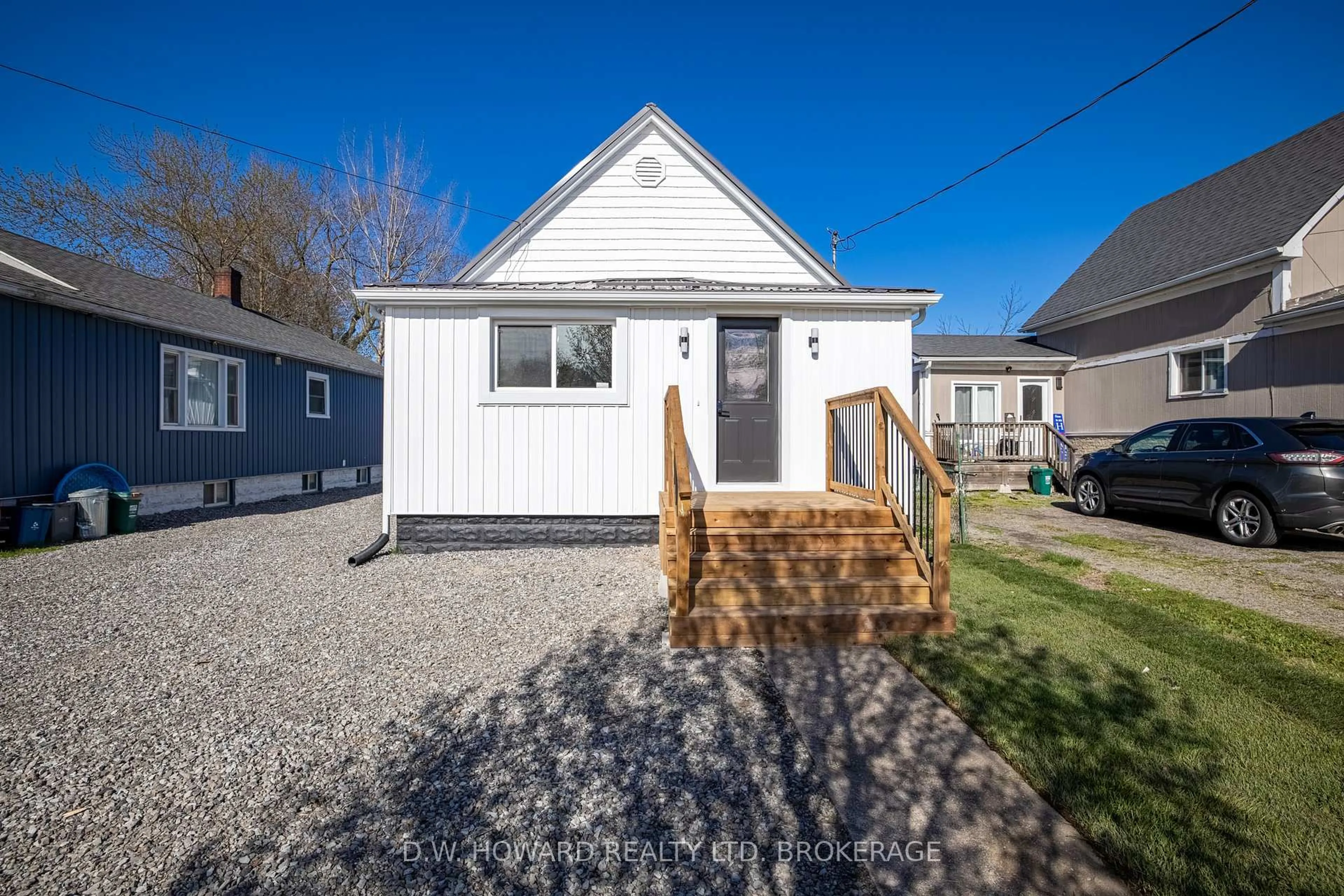 Home with vinyl exterior material, street for 25 Jennet St, Fort Erie Ontario L2A 4B8