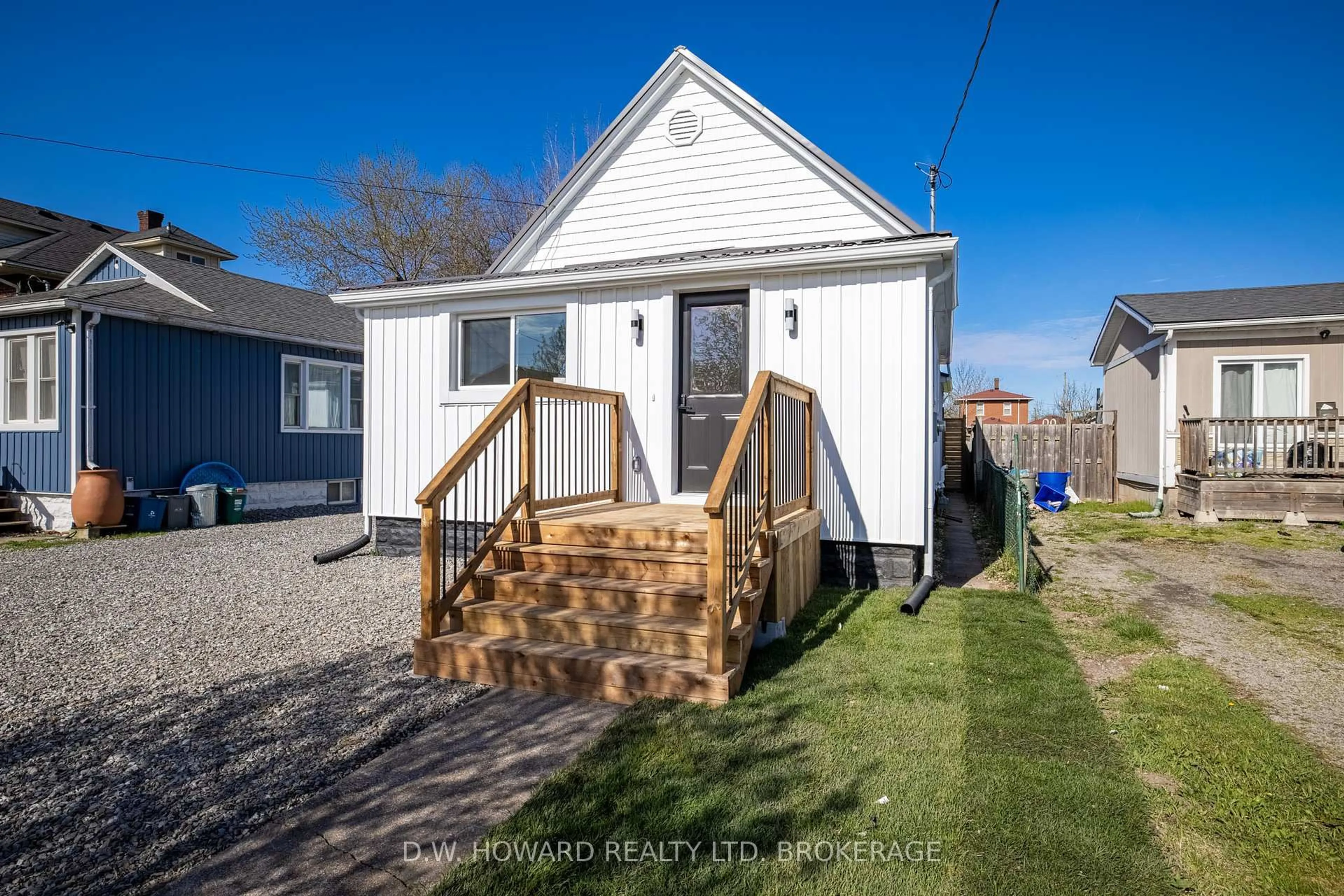 A pic from outside/outdoor area/front of a property/back of a property/a pic from drone, street for 25 Jennet St, Fort Erie Ontario L2A 4B8