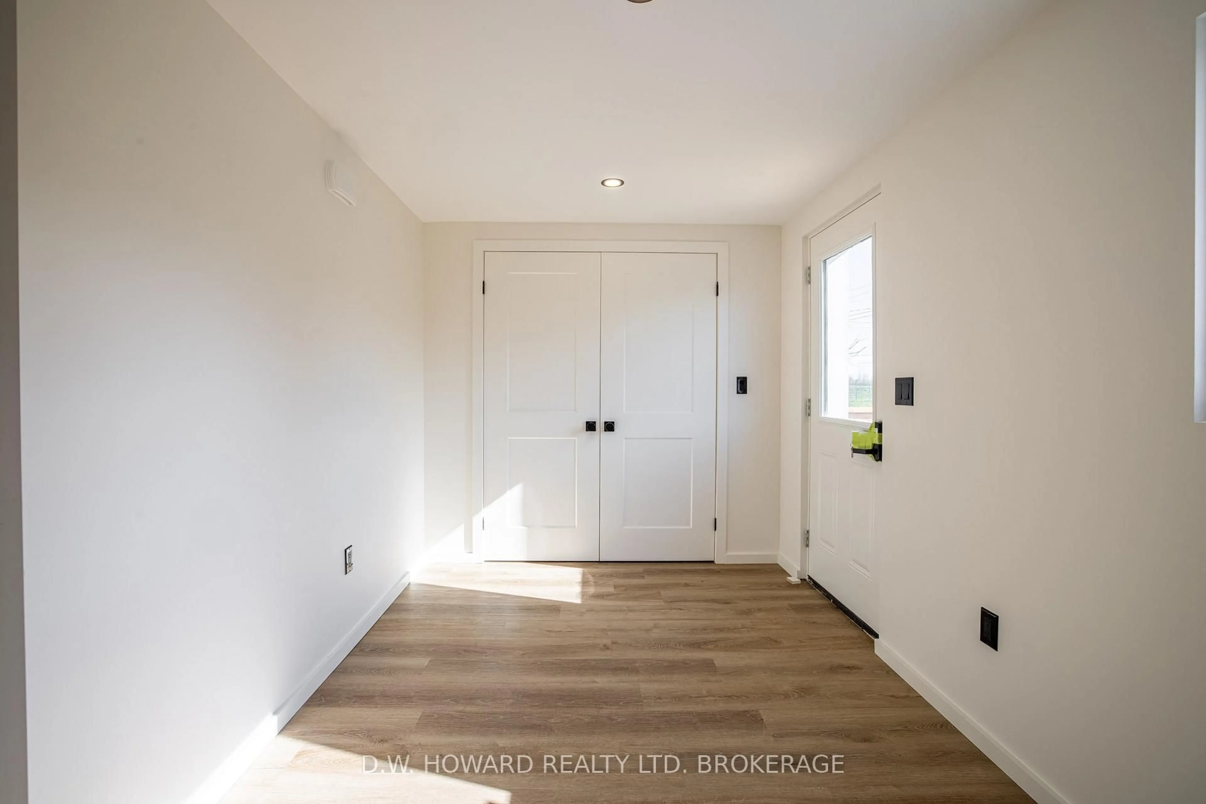 Indoor entryway for 25 Jennet St, Fort Erie Ontario L2A 4B8