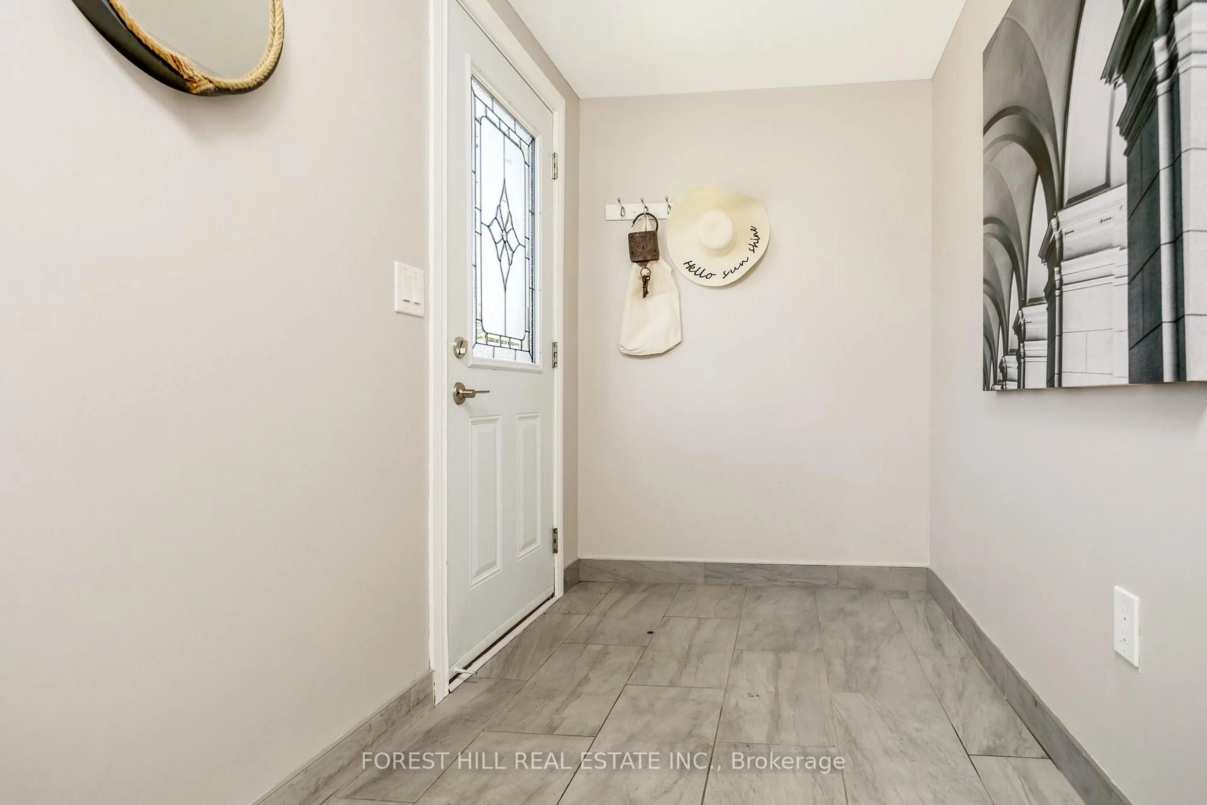 Indoor entryway for 224 Brucedale Ave, Hamilton Ontario L9A 1P3
