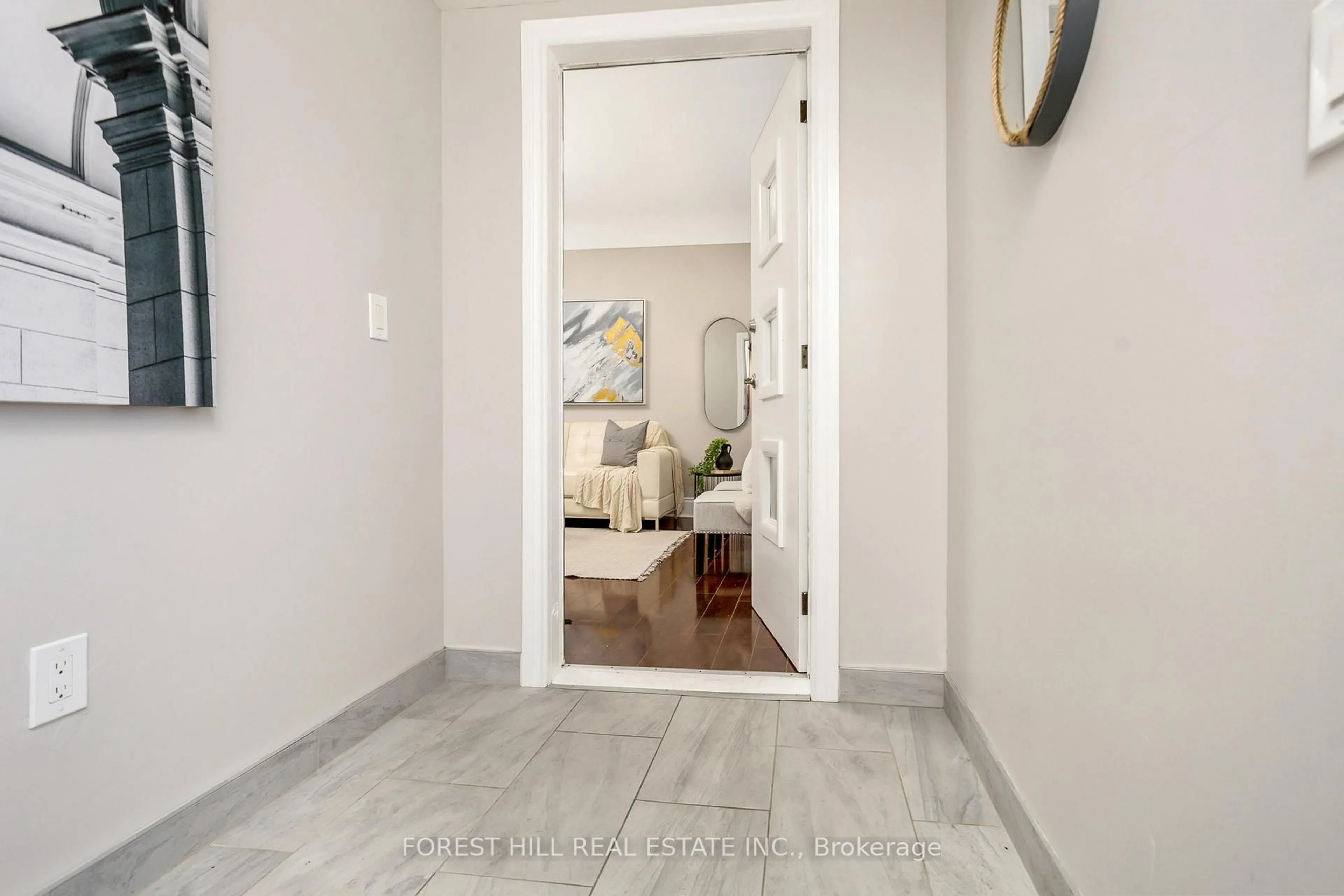 Indoor entryway for 224 Brucedale Ave, Hamilton Ontario L9A 1P3