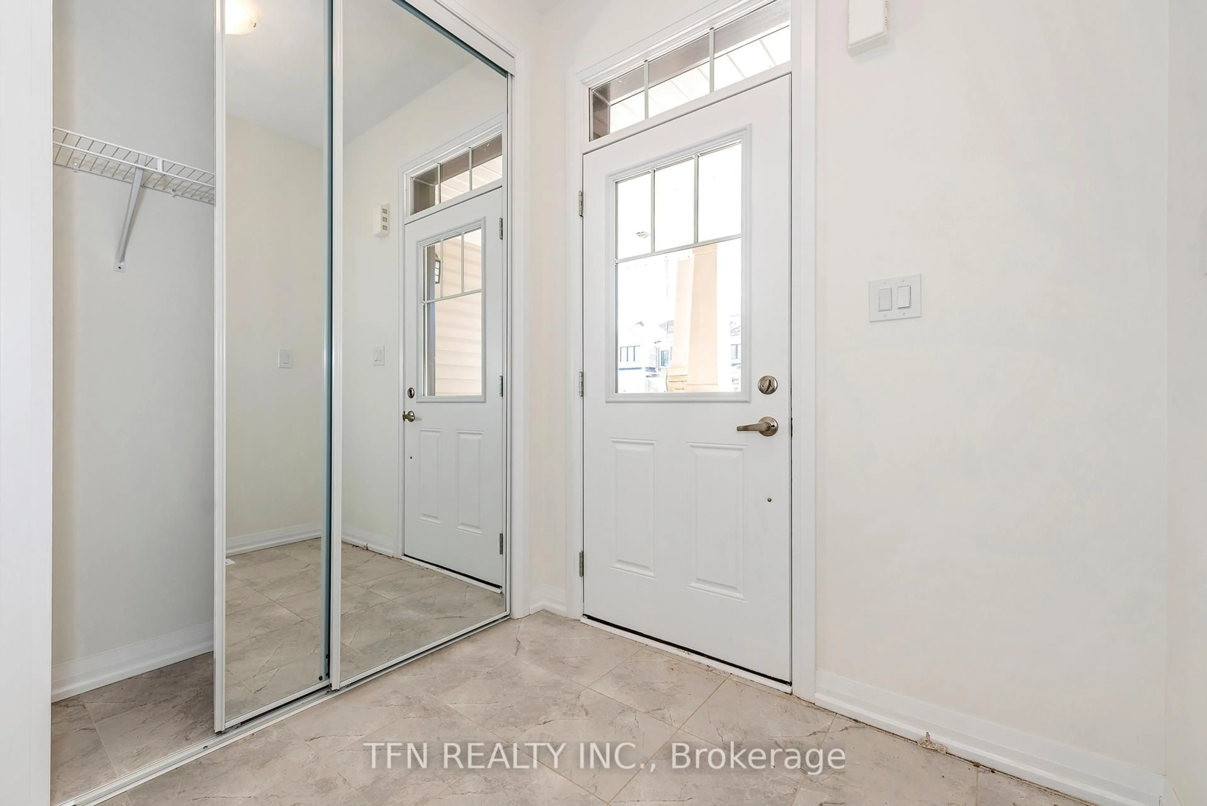 Indoor entryway for 31 Lonsdale Rd, Haldimand Ontario N3W 0J6