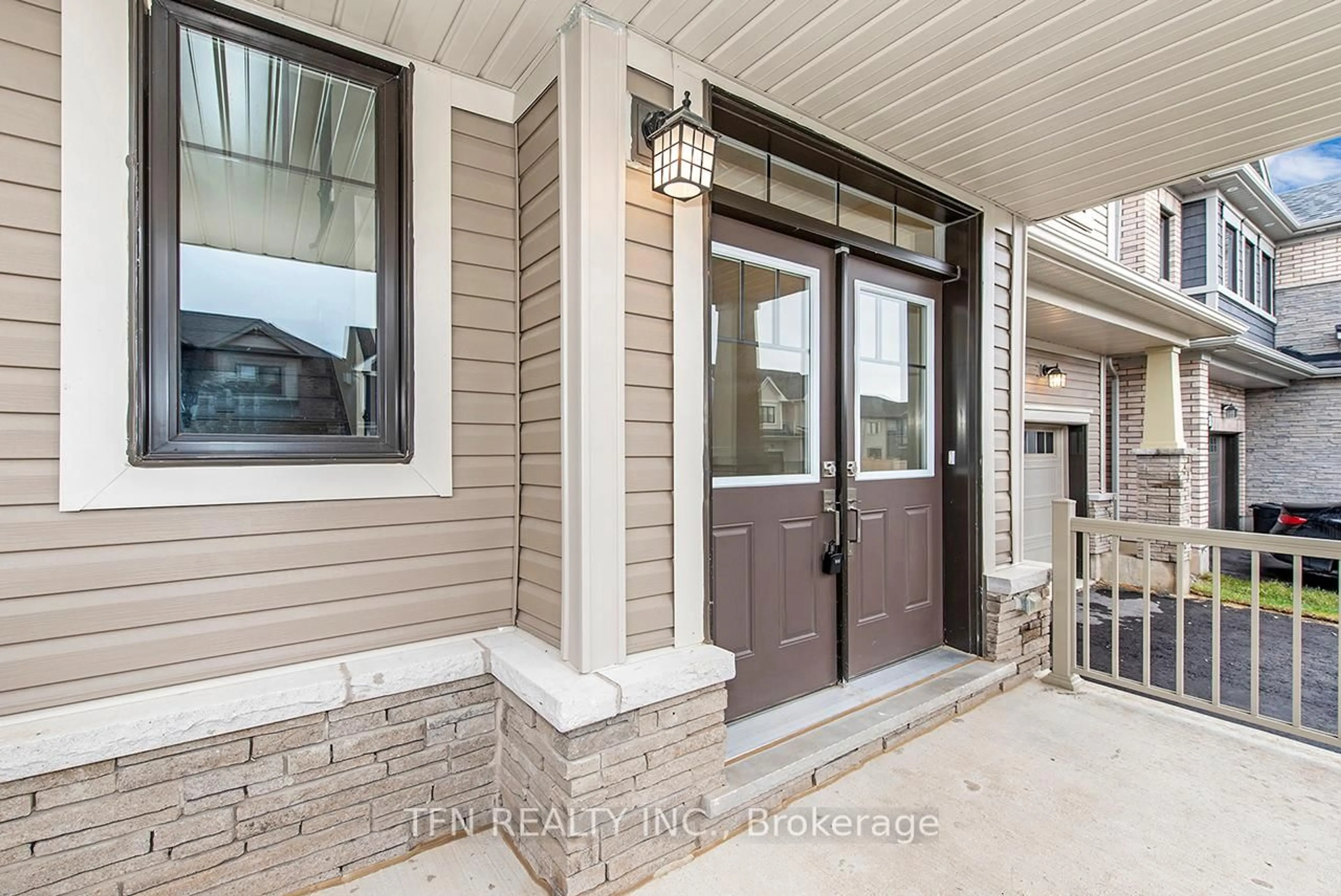 Indoor entryway for 93 Lilac Circ, Haldimand Ontario N3W 0H6