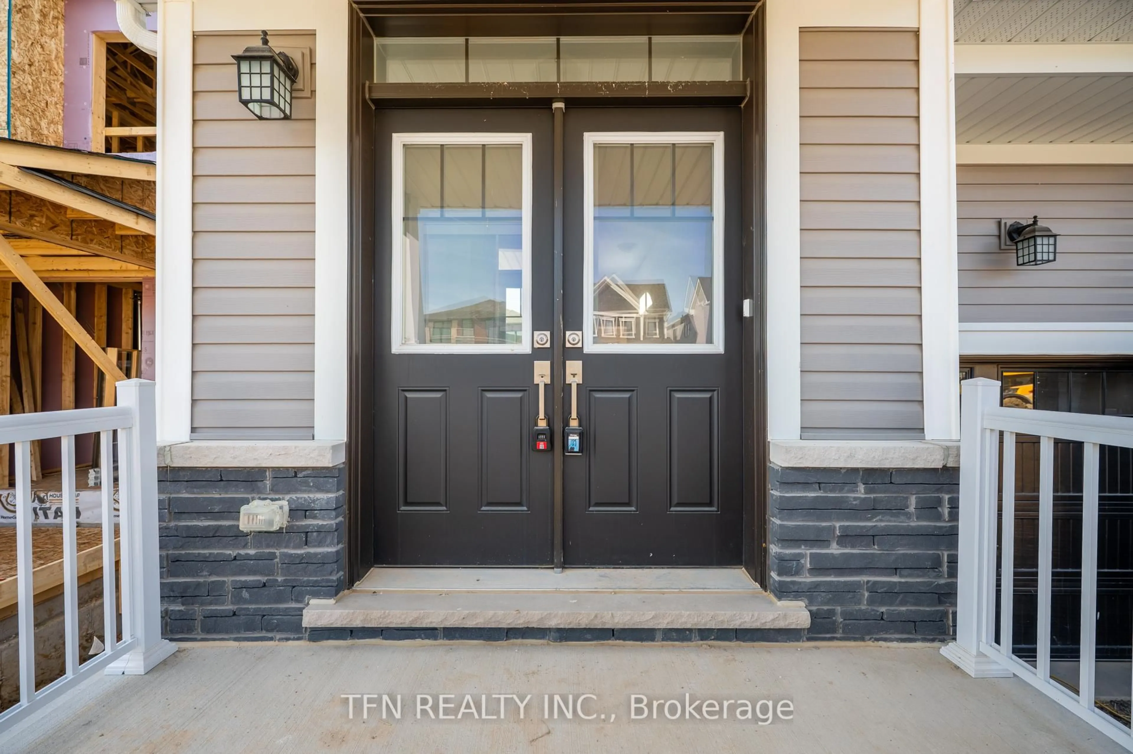 Indoor entryway for 70 Wintergreen Cres, Haldimand Ontario N3W 0H8