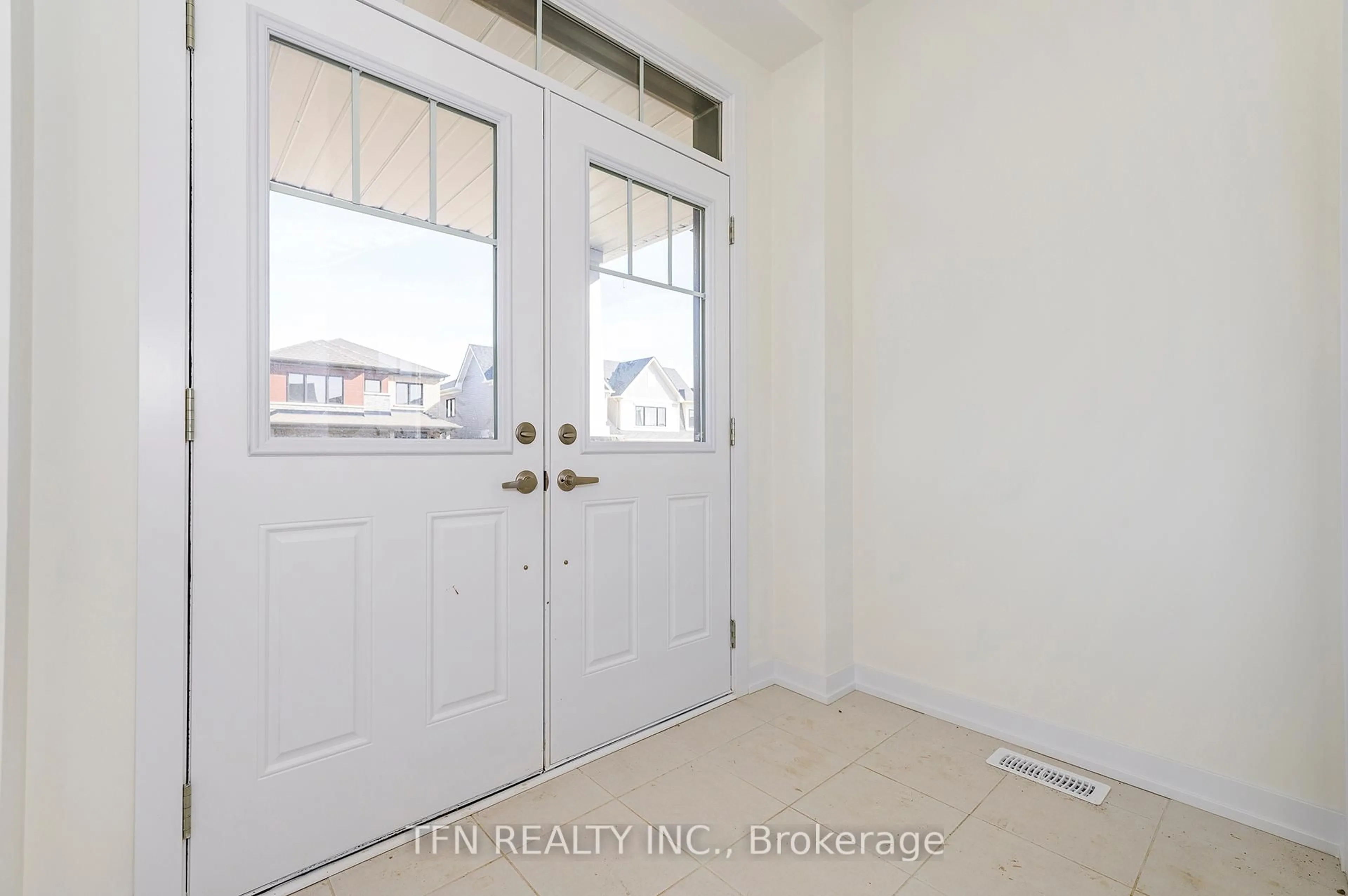 Indoor entryway for 70 Wintergreen Cres, Haldimand Ontario N3W 0H8