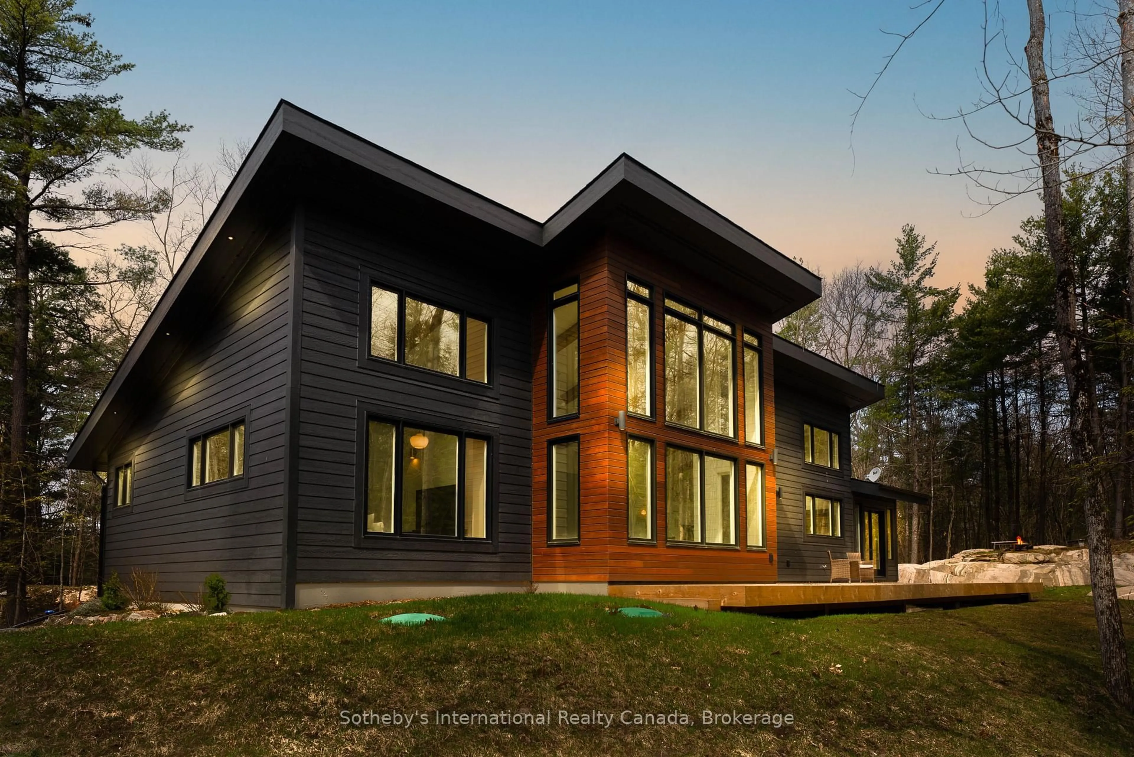 Home with brick exterior material, building for 1532 Southwood Rd, Gravenhurst Ontario P0E 1G0