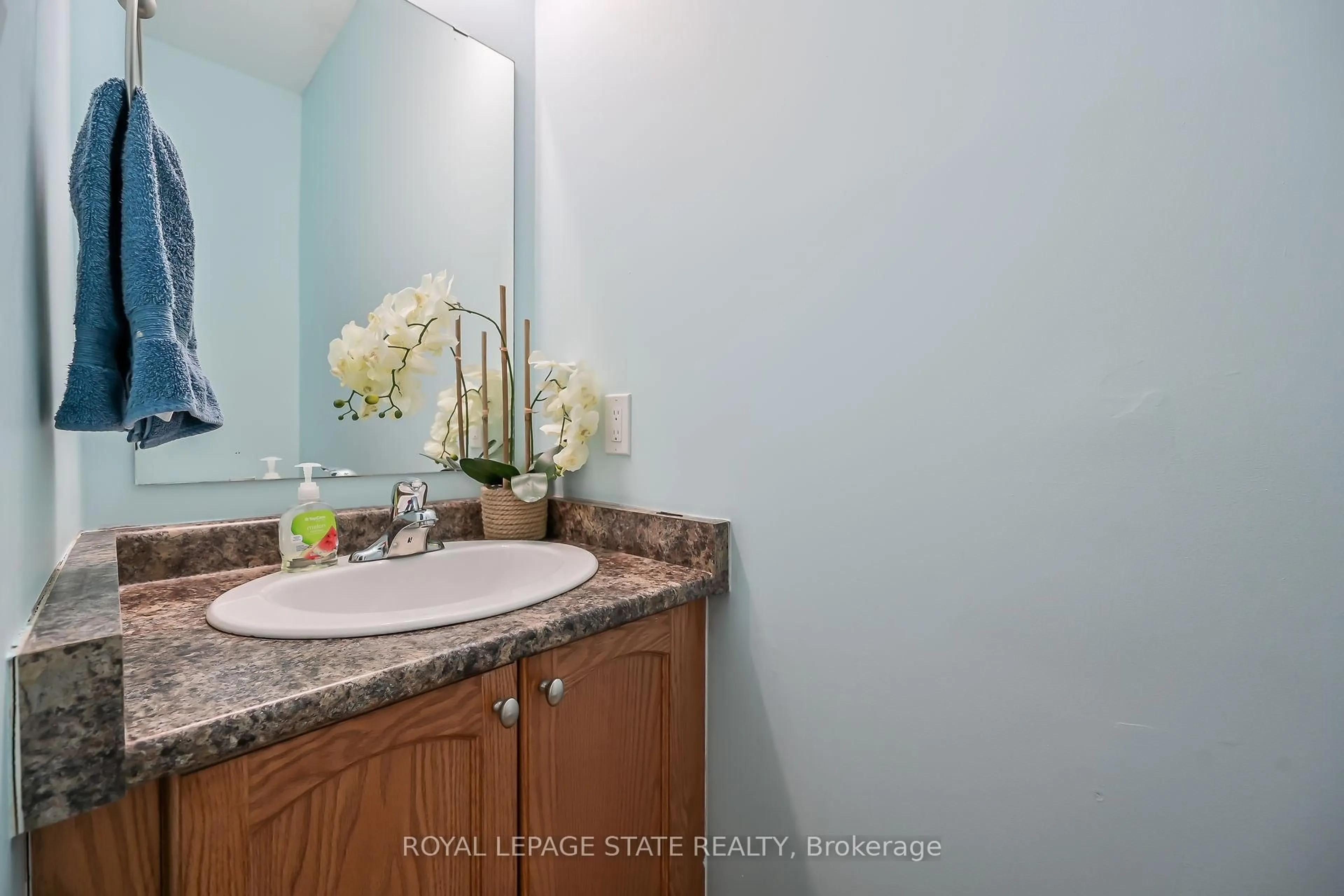 Standard bathroom, ceramic/tile floor for 170 Palacebeach Tr #24, Hamilton Ontario L8E 0H2