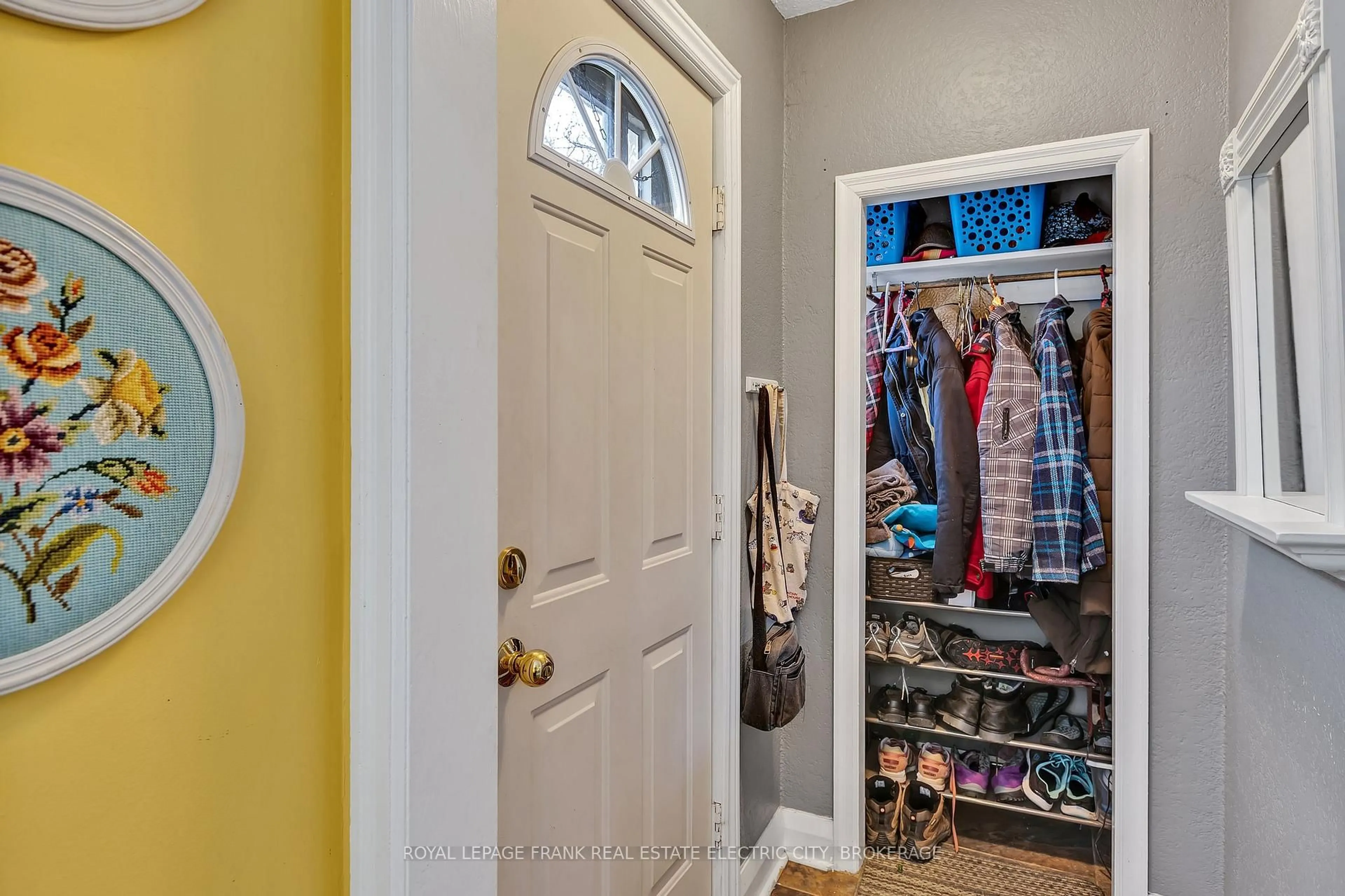 Indoor entryway for 179 Aberdeen Ave, Peterborough Ontario K9H 4W7