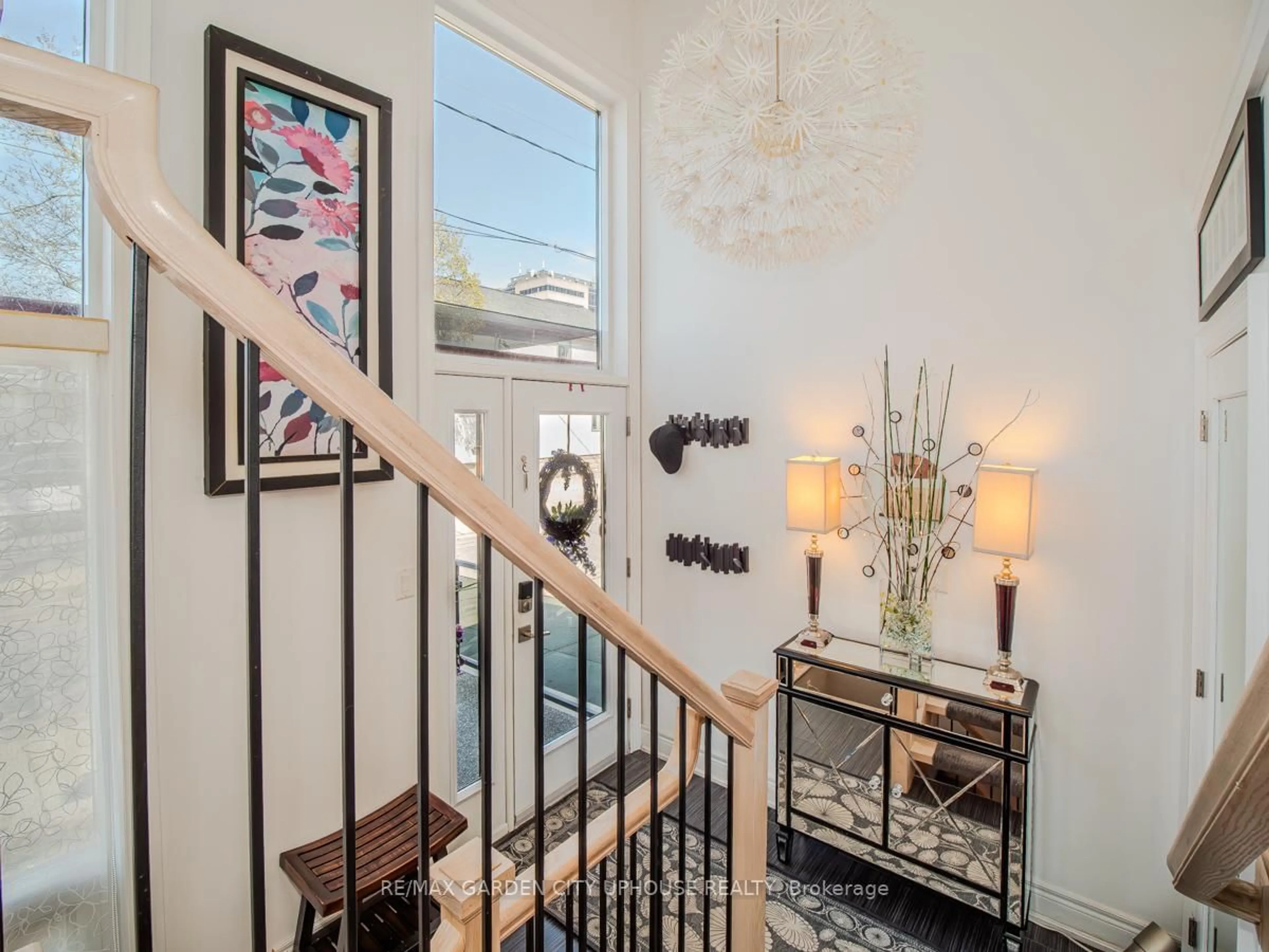 Indoor entryway for 3 CHERRY St, St. Catharines Ontario L2R 5M3