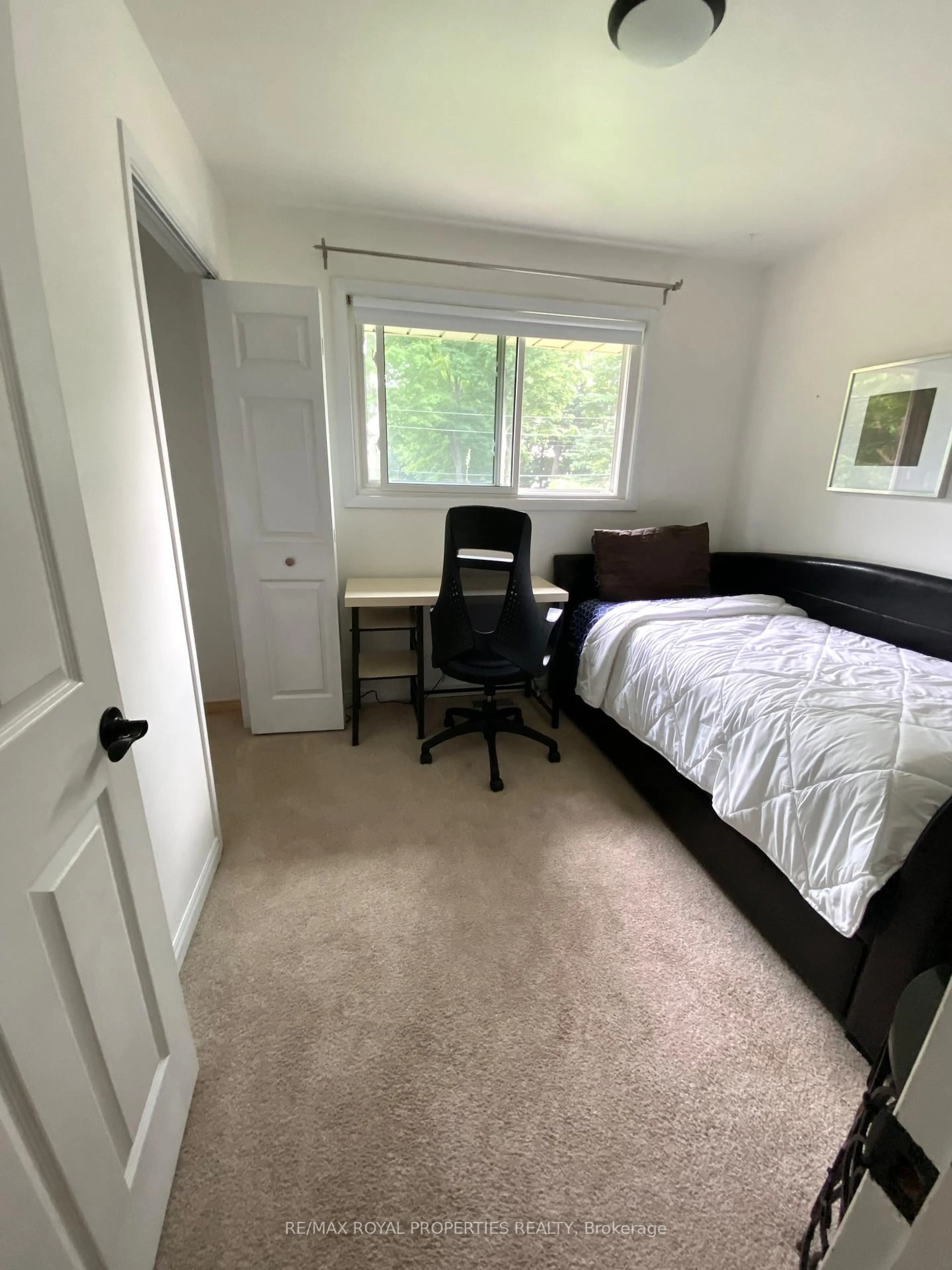 A pic of a room for 323 Lindan Ave, Selwyn Ontario K9L 1K9