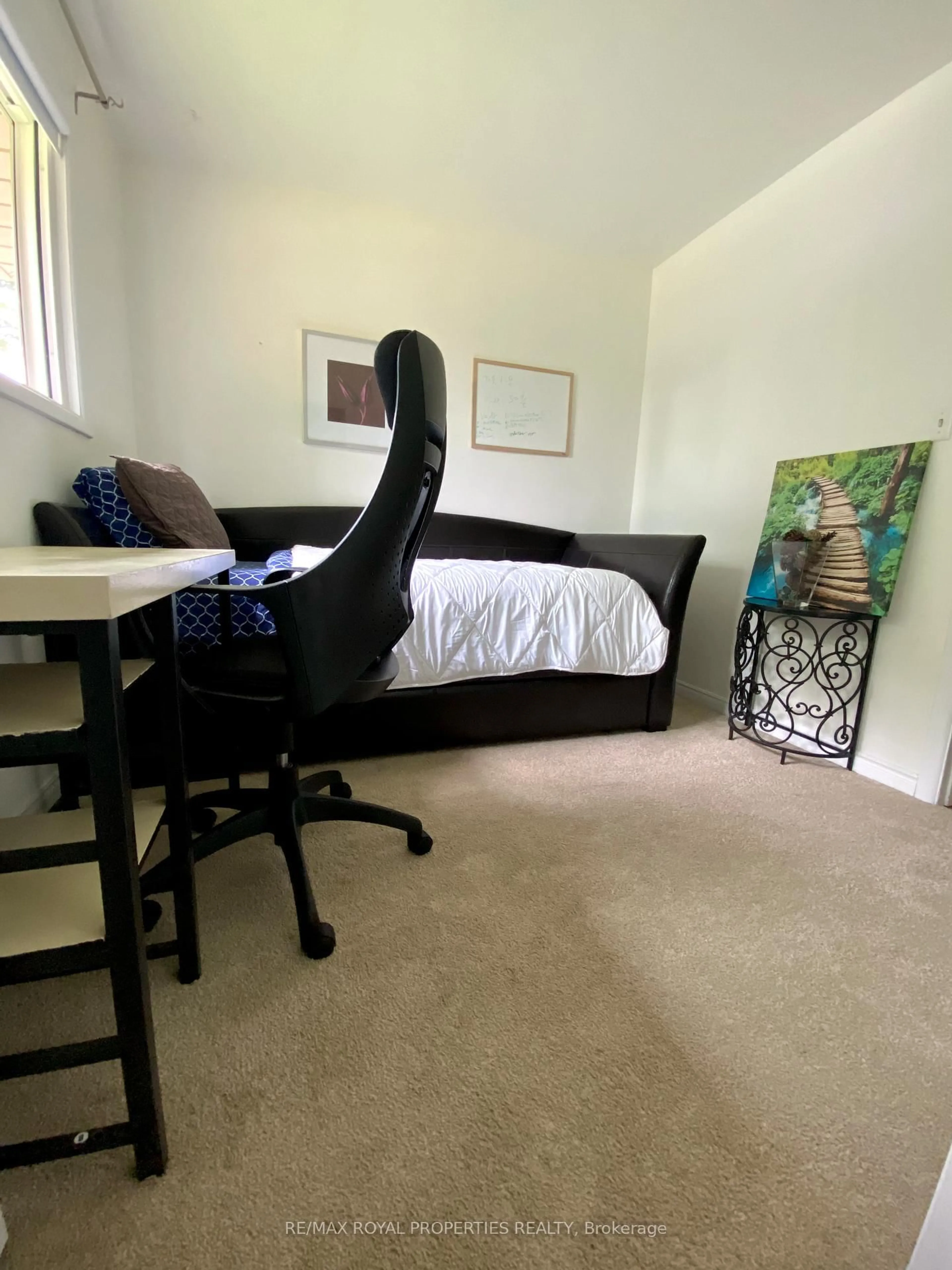 A pic of a room for 323 Lindan Ave, Selwyn Ontario K9L 1K9