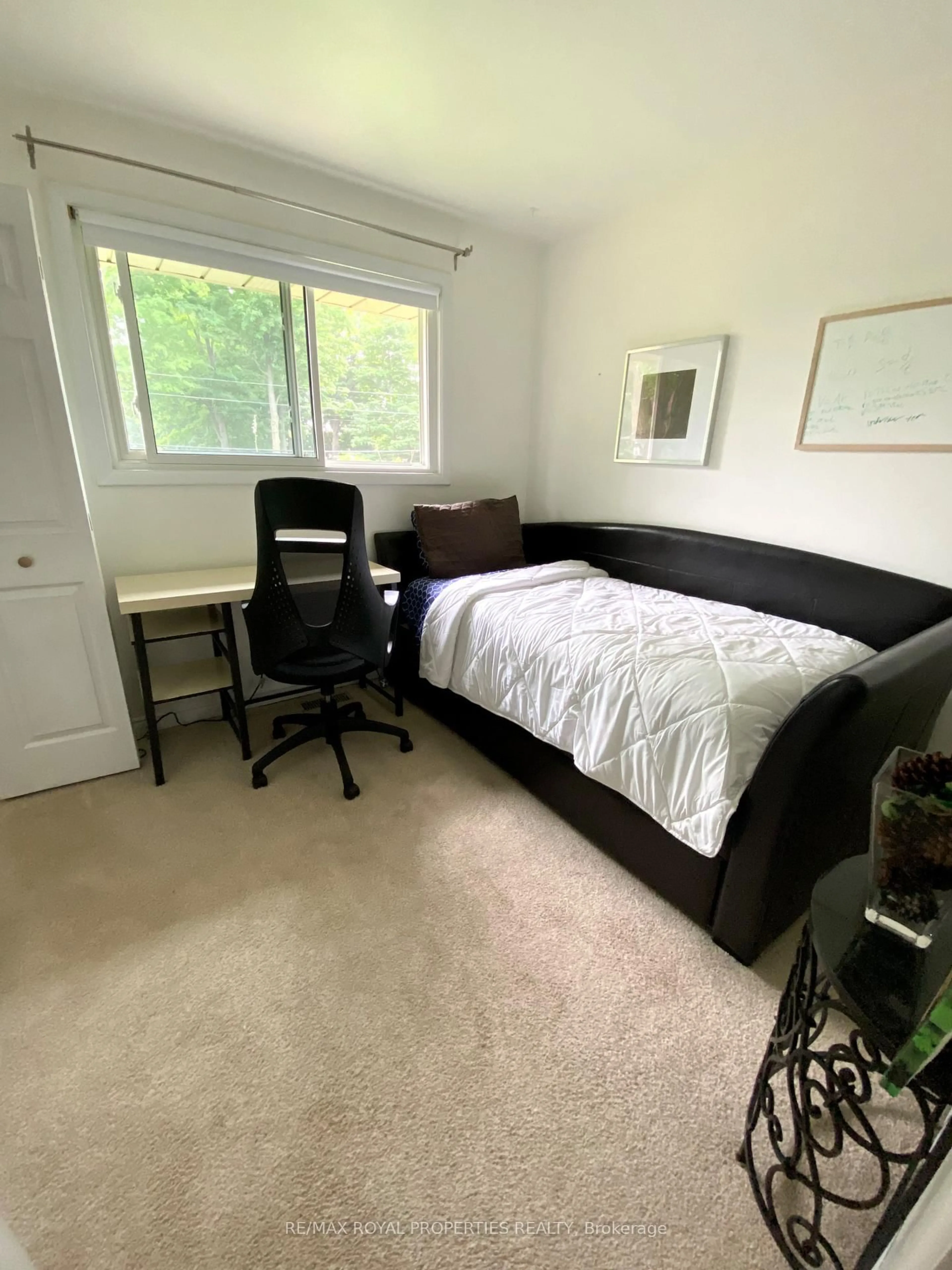 A pic of a room for 323 Lindan Ave, Selwyn Ontario K9L 1K9