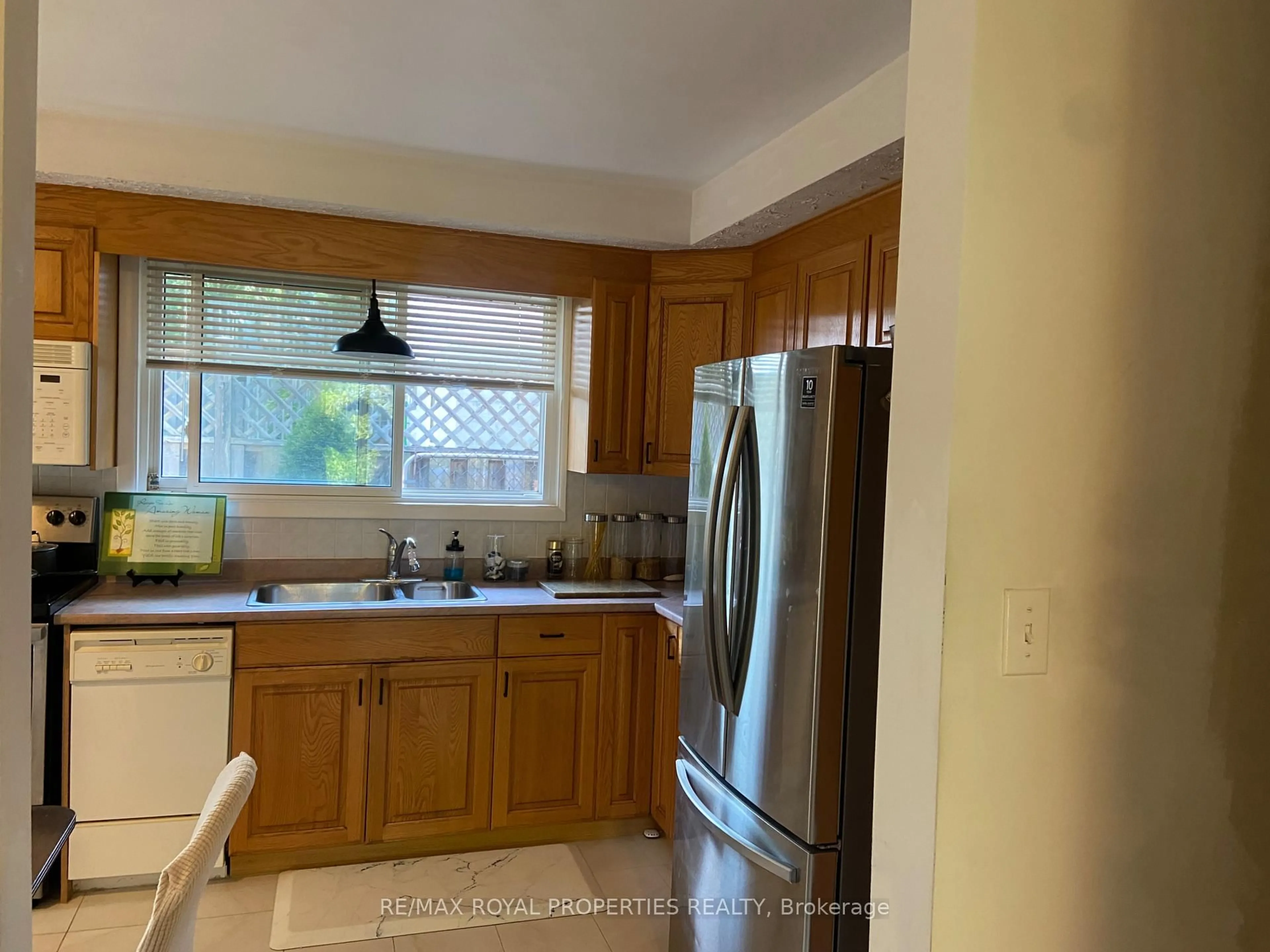 Standard kitchen, ceramic/tile floor for 323 Lindan Ave, Selwyn Ontario K9L 1K9