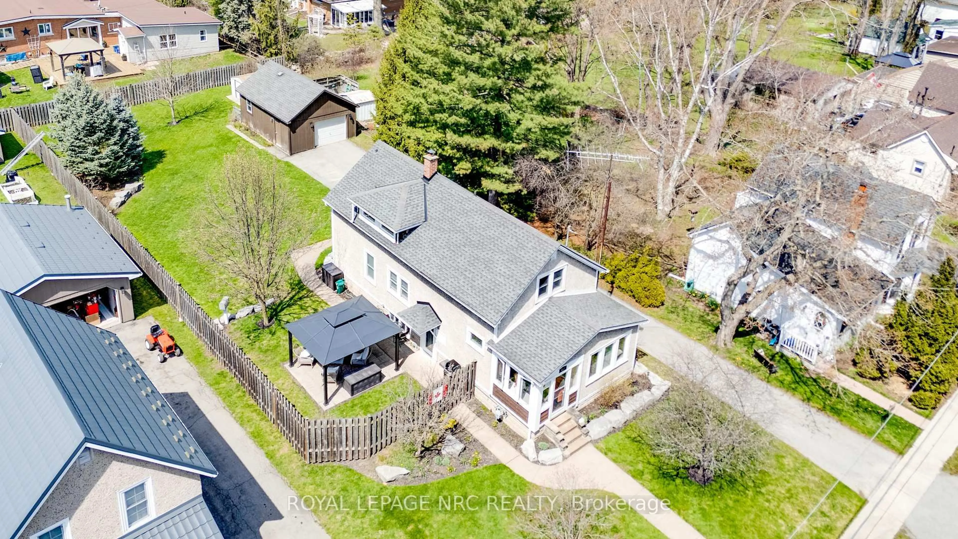 A pic from outside/outdoor area/front of a property/back of a property/a pic from drone, street for 457 North Mill St, Fort Erie Ontario L0S 1N0