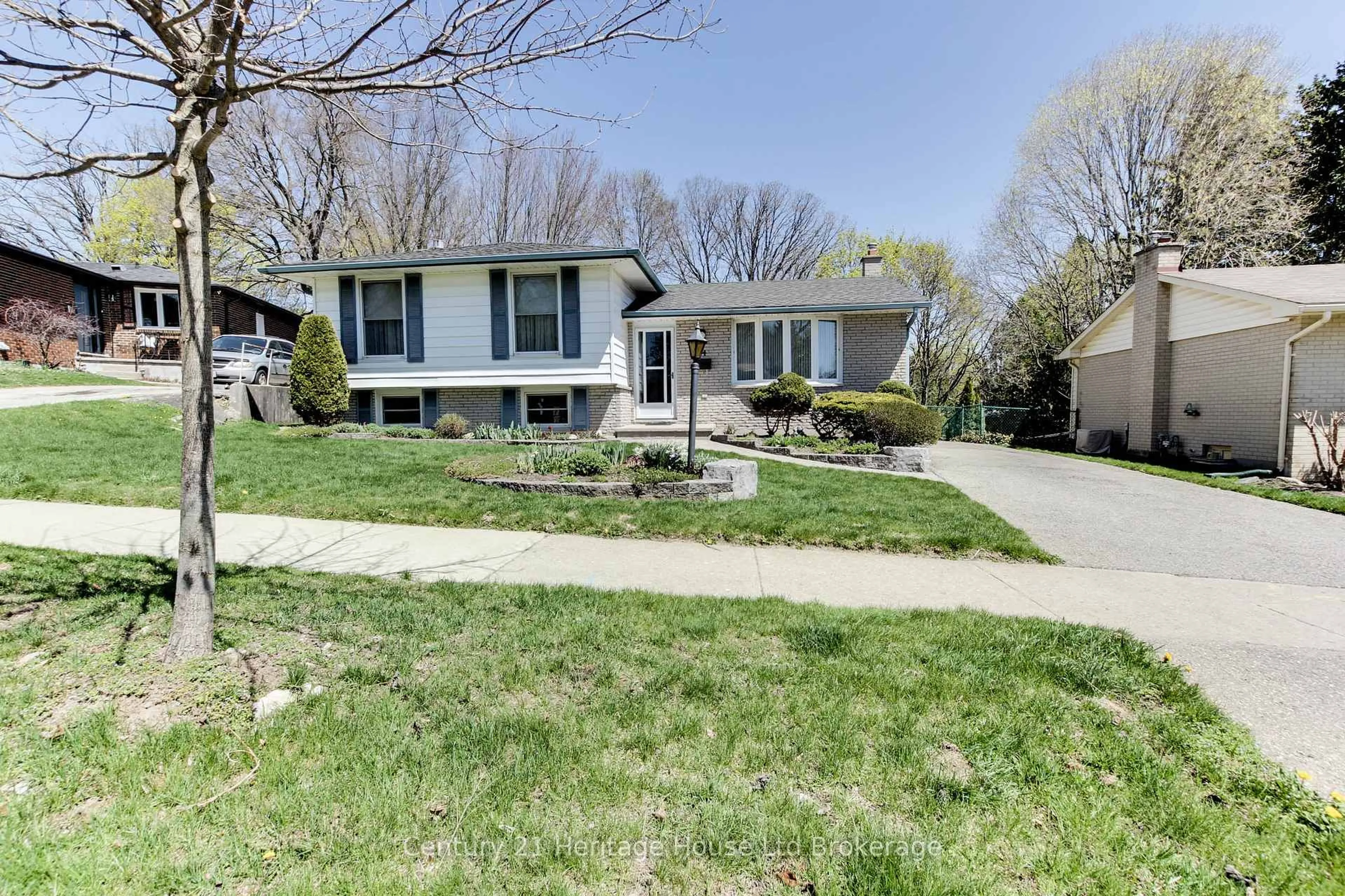 Home with vinyl exterior material, street for 24 Killarney Rd, London Ontario N5X 2A7