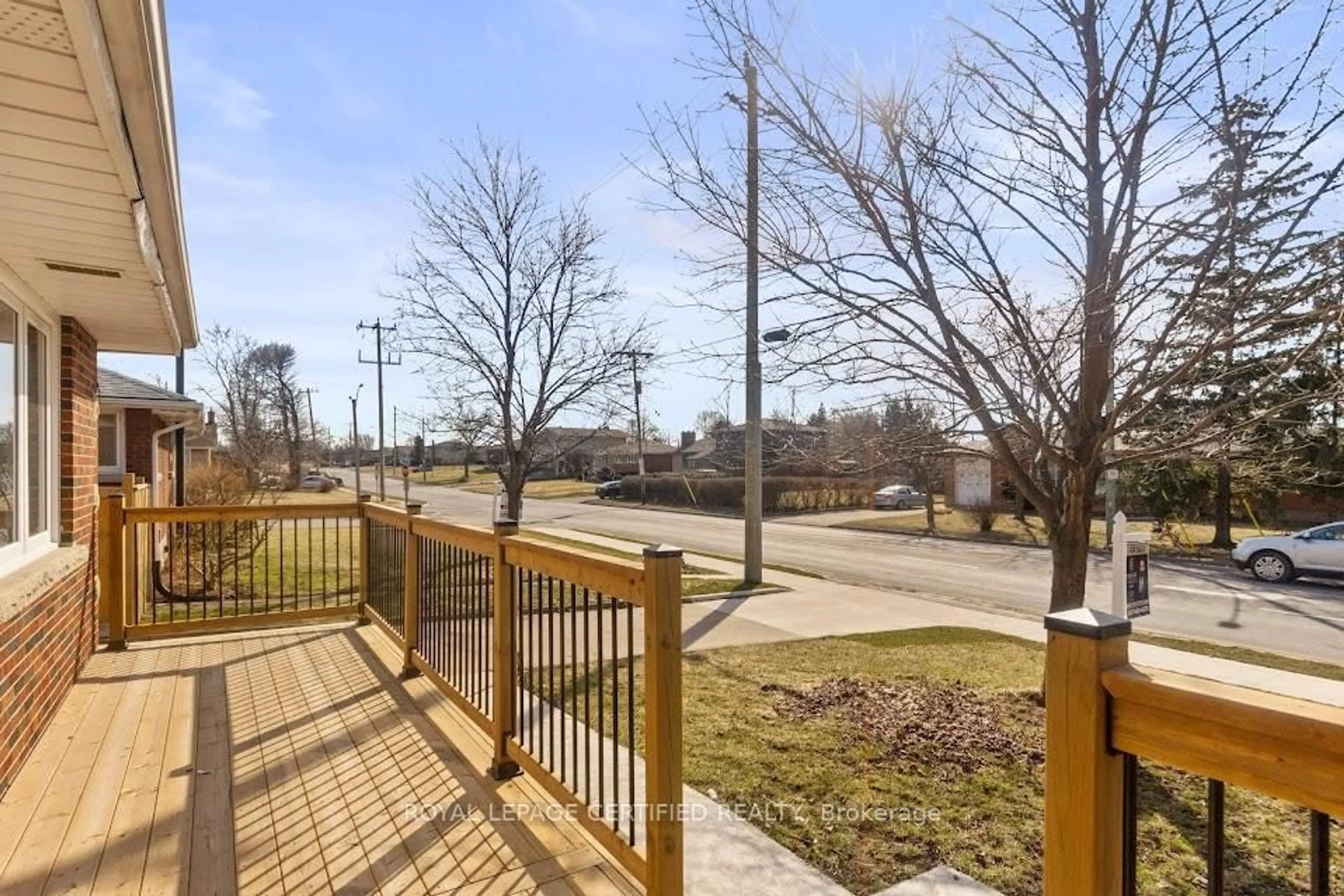 Patio, street for 38 Collier Rd, Thorold Ontario L2V 2X3