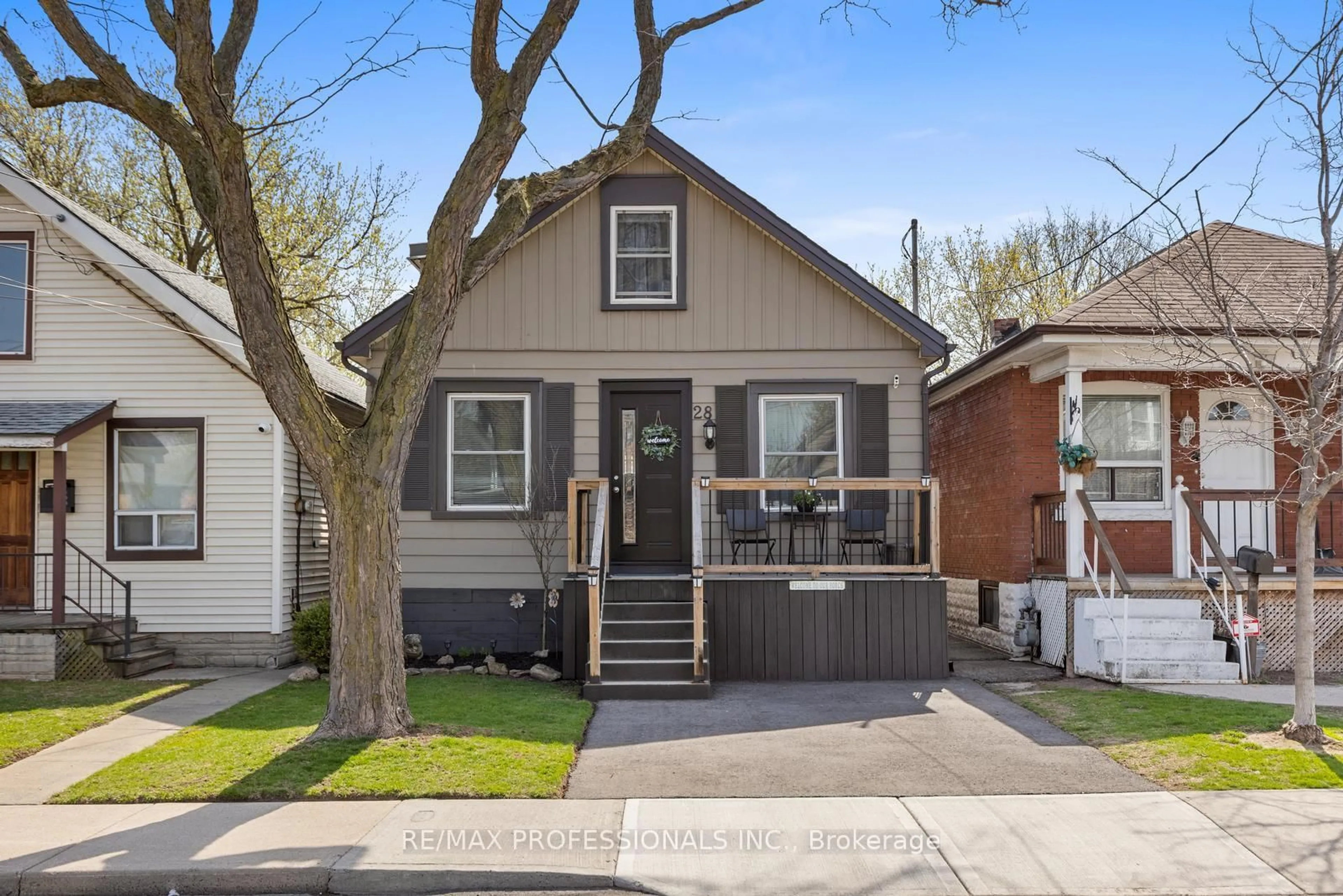 Home with vinyl exterior material, street for 28 Archibald St, Hamilton Ontario L8H 4V9