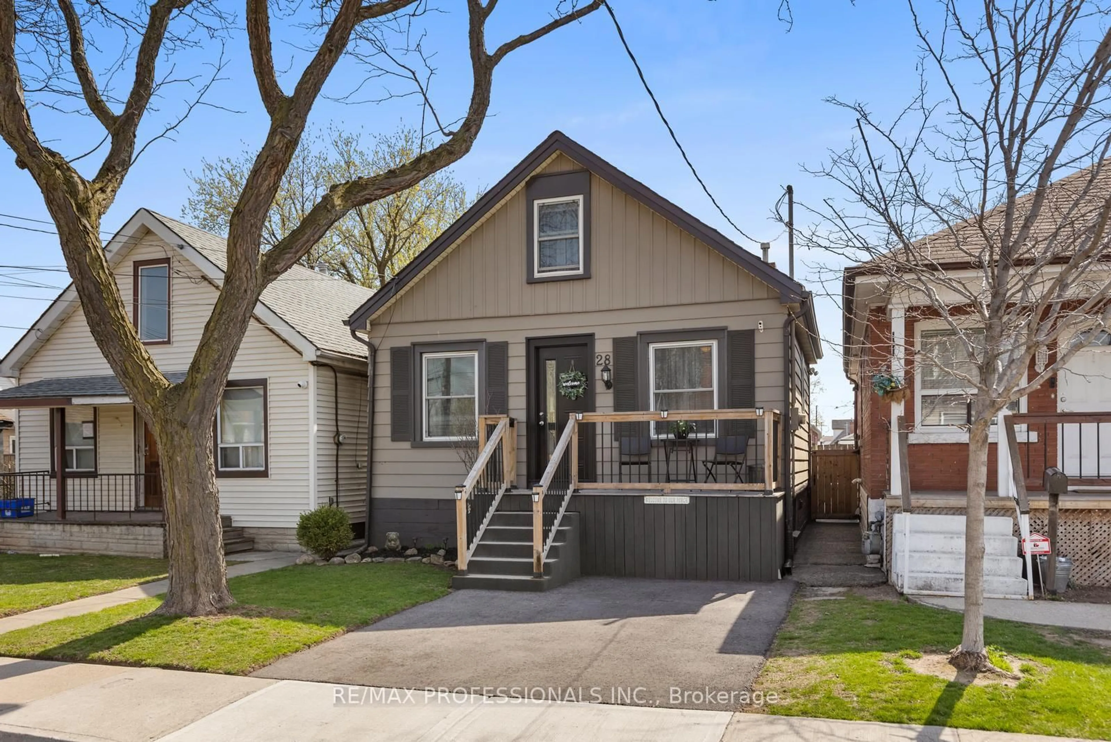 Home with vinyl exterior material, street for 28 Archibald St, Hamilton Ontario L8H 4V9