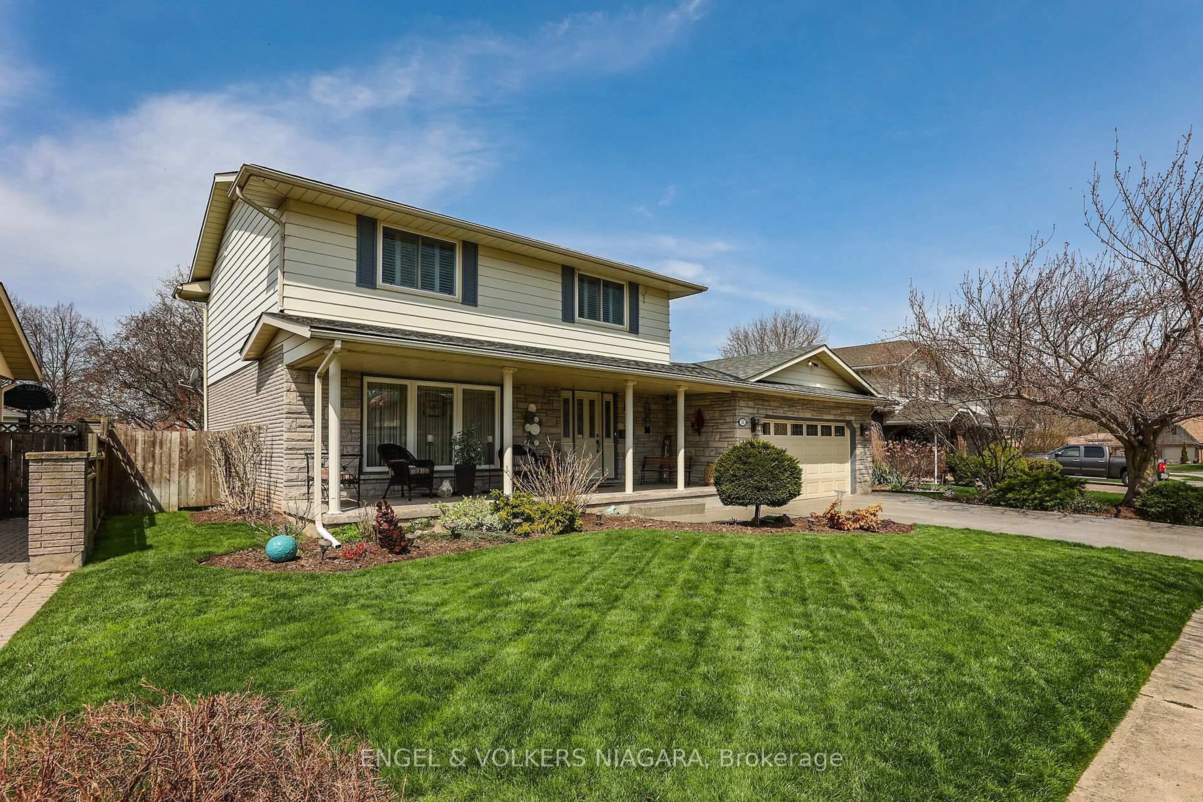 Home with vinyl exterior material, street for 15 Butler Cres, St. Catharines Ontario L2M 7B1