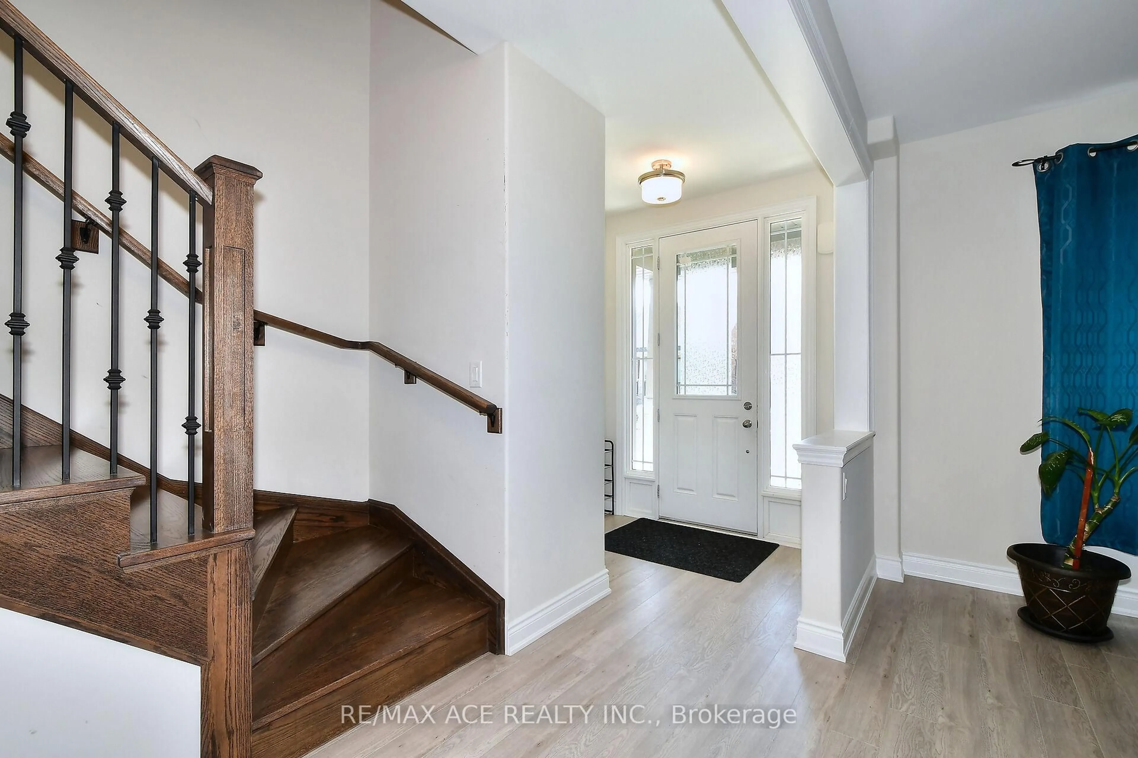 Indoor entryway for 534 Macintosh Grve, Peterborough Ontario K9H 0K1